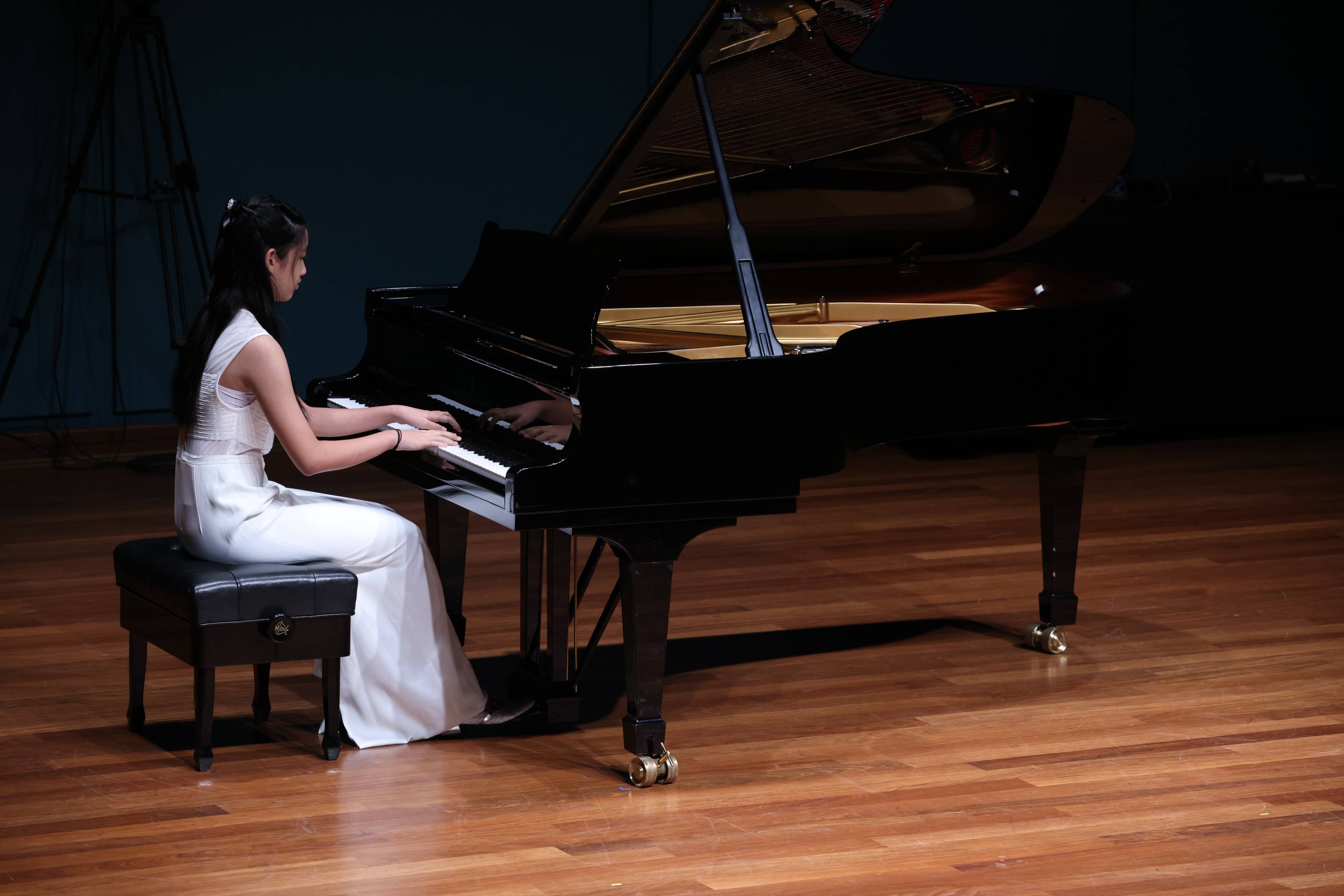 一弦清一心新加坡青少年音乐会上的钢琴少女