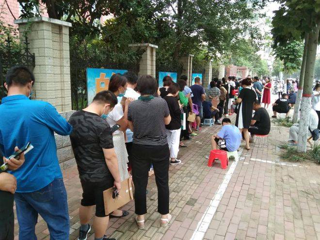 中小学报名开始学校门口又现深夜排队场景高效入学怎么那么难