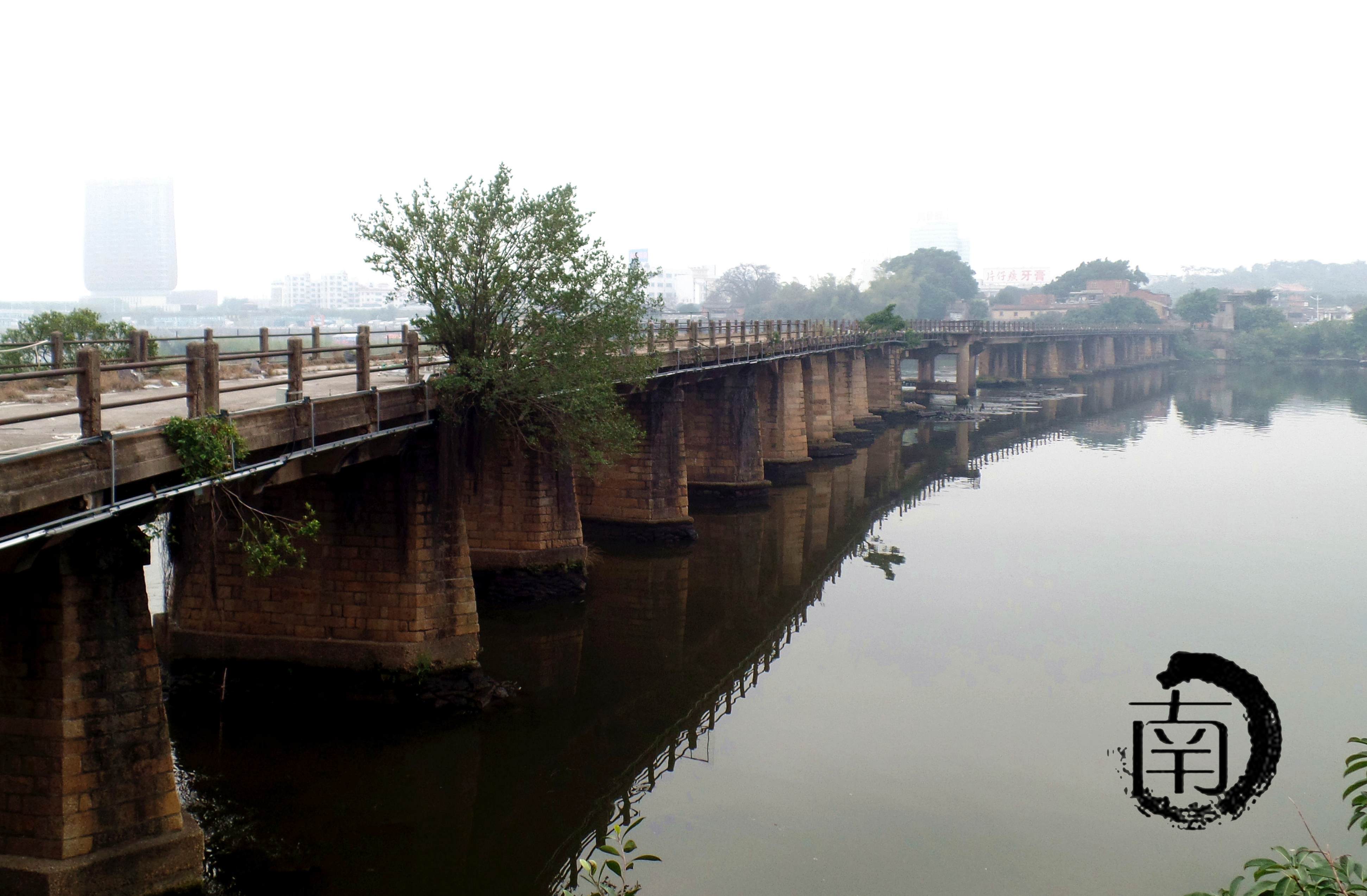 闽漳州中山桥及桥亭