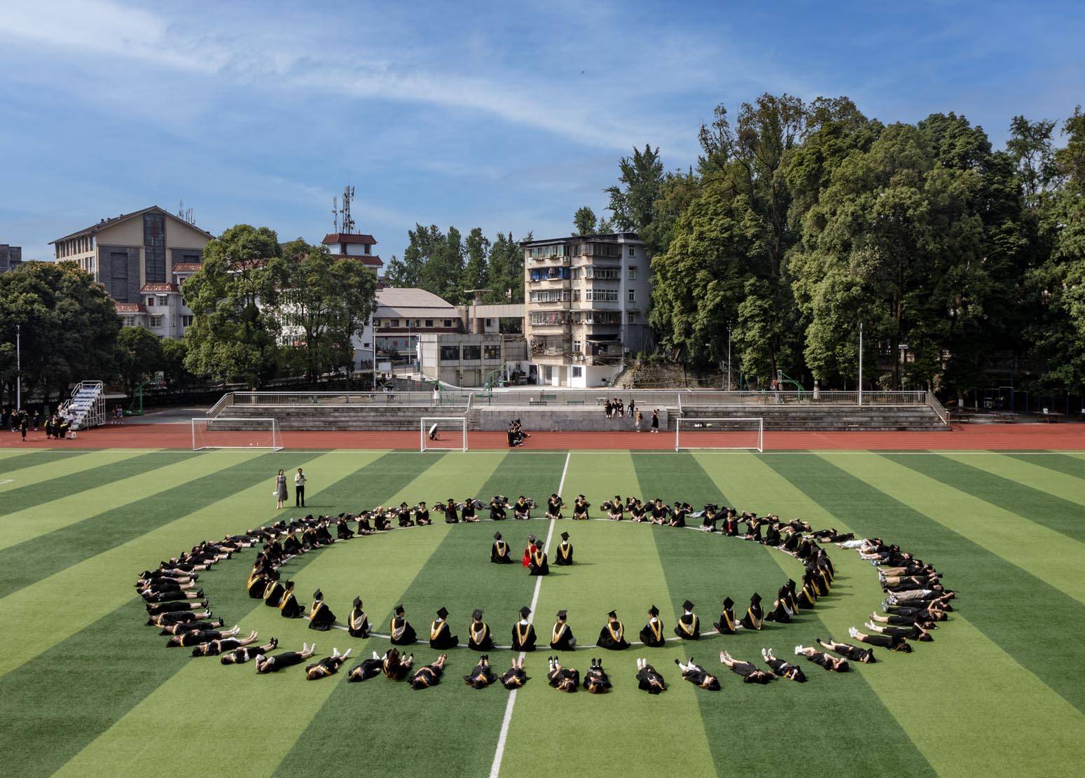 四川農業大學創意畢業照彰顯青春活力