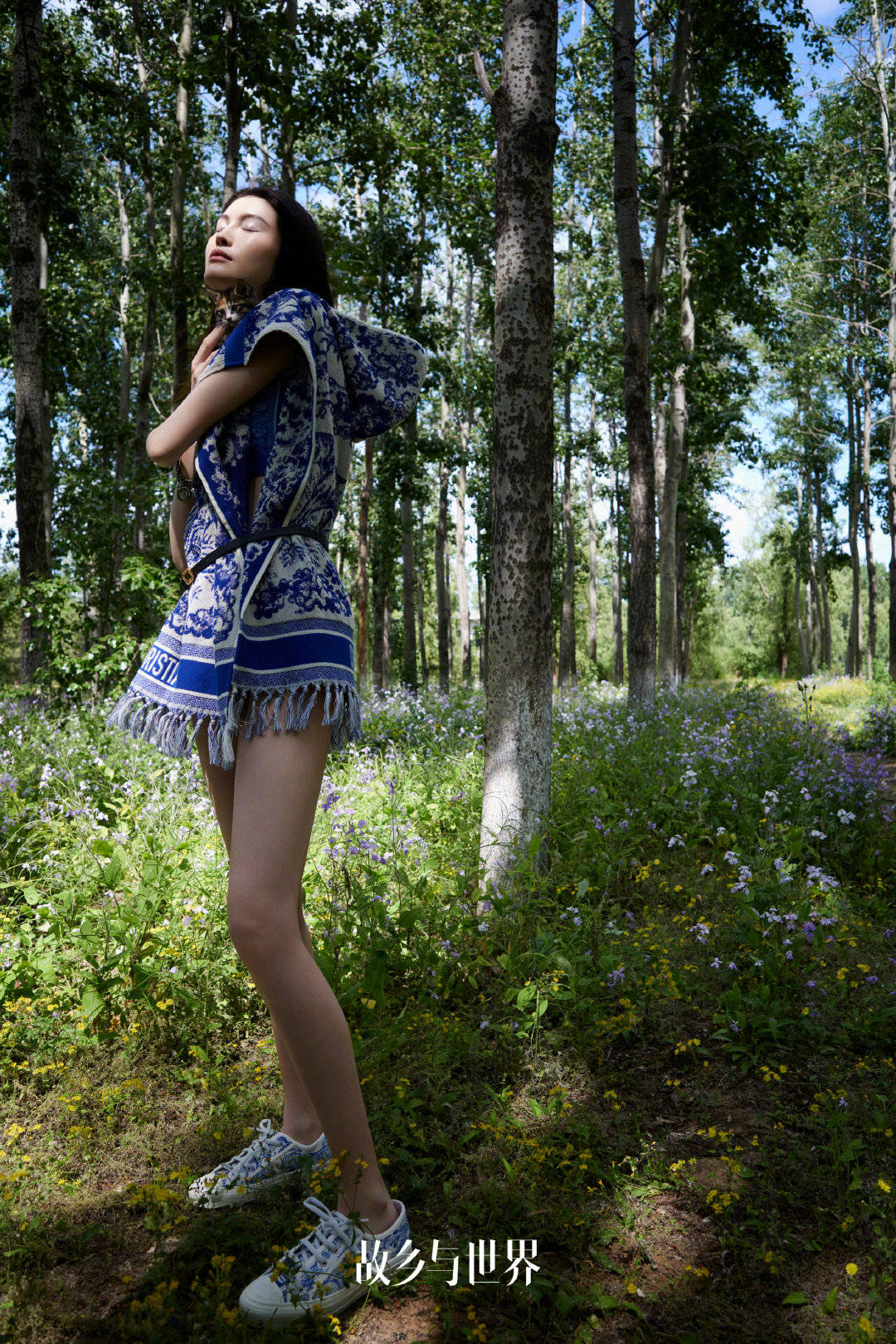 何穗穿性感吊带雪肤光滑长发飞扬尽显高级感