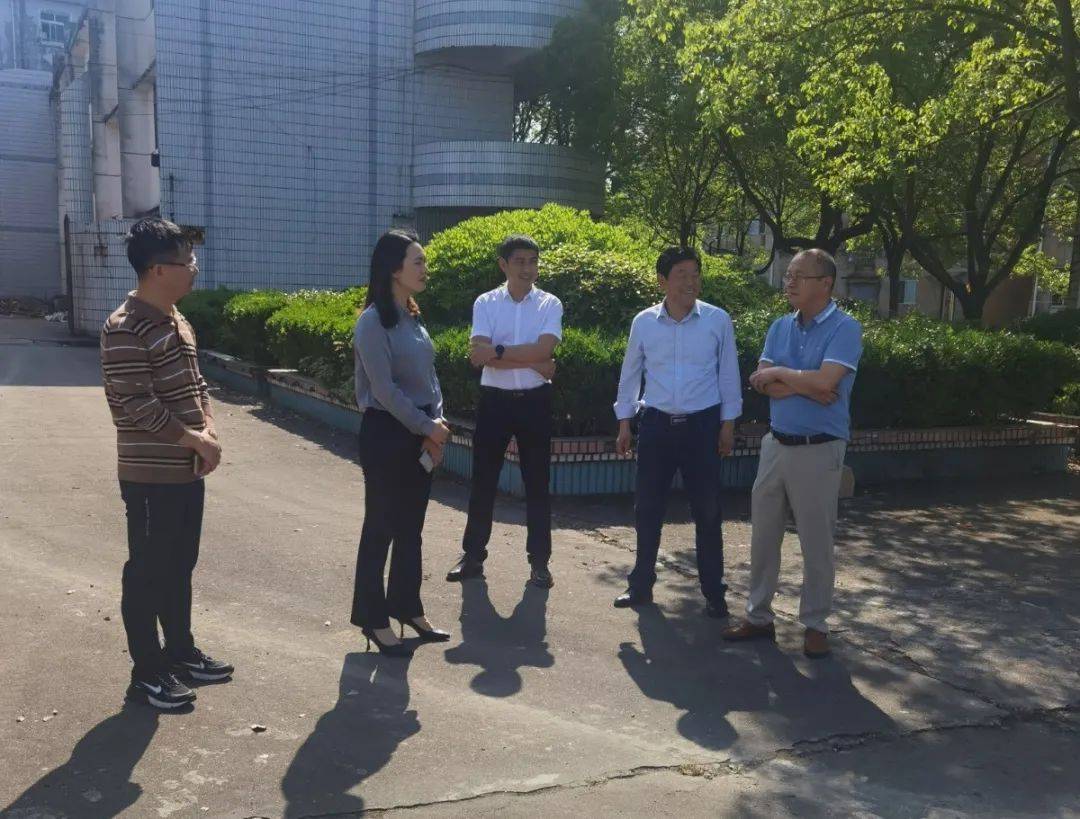 廖副县长一行参观校园首先,廖副县长一行人在崇仁科技学校校长及学校