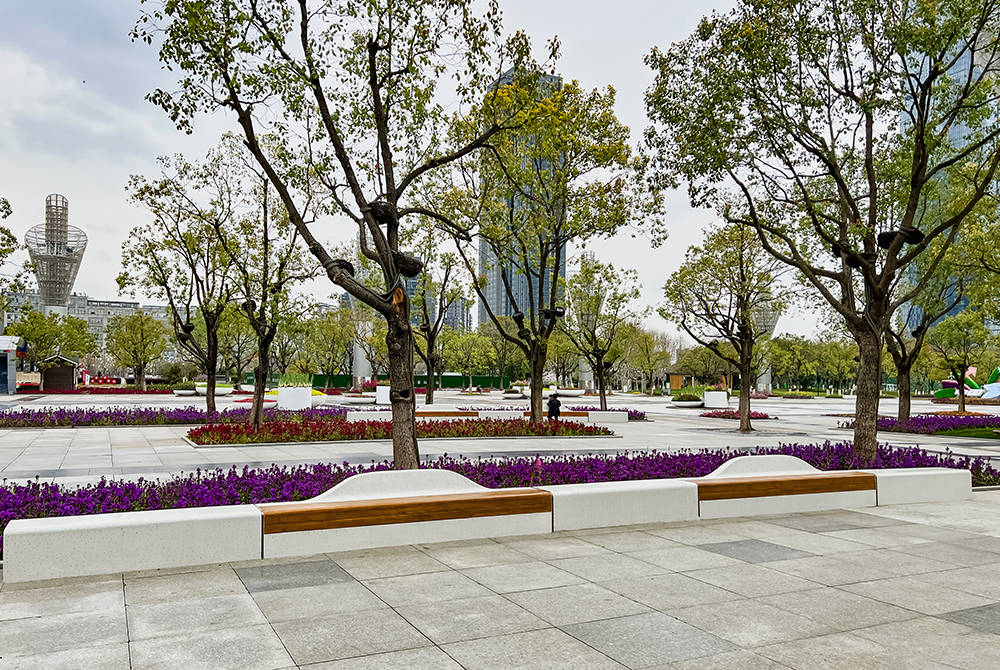 无锡太湖广场防腐木透光坐凳