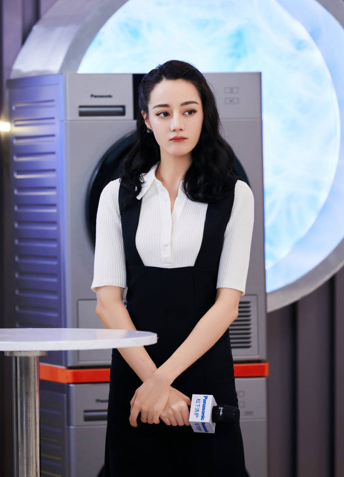 迪丽热巴黑西装戴墨镜超酷飒红唇吸睛女王范十足