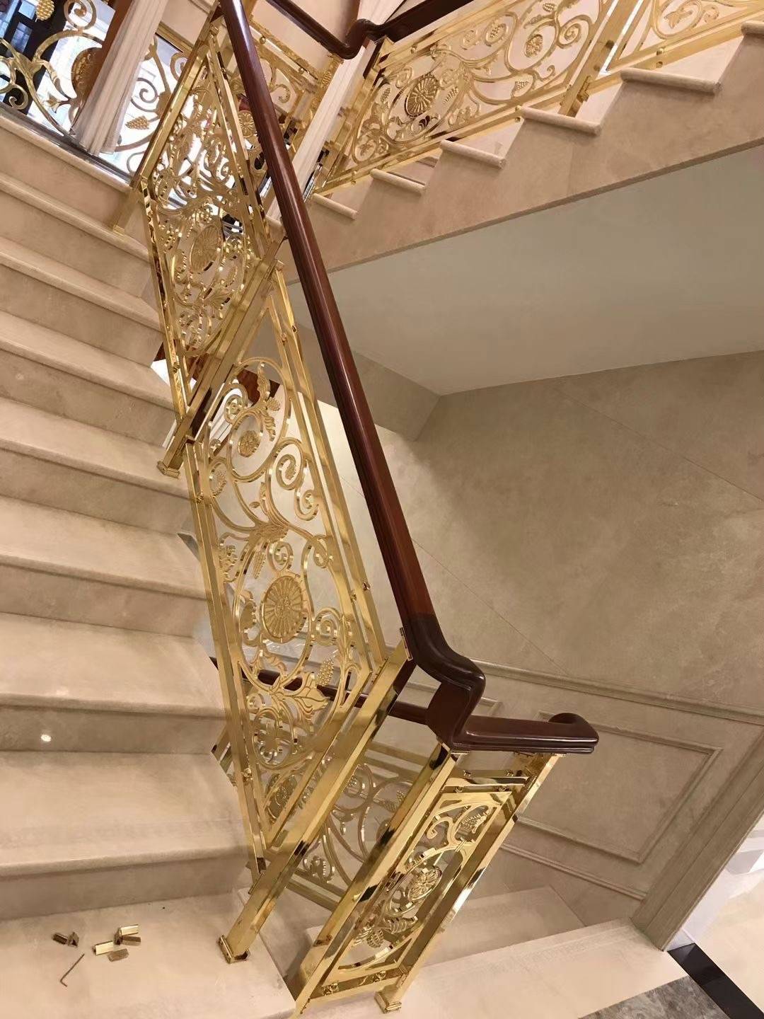 一道天铜艺现在别墅流行铜楼梯扶手你知道吗