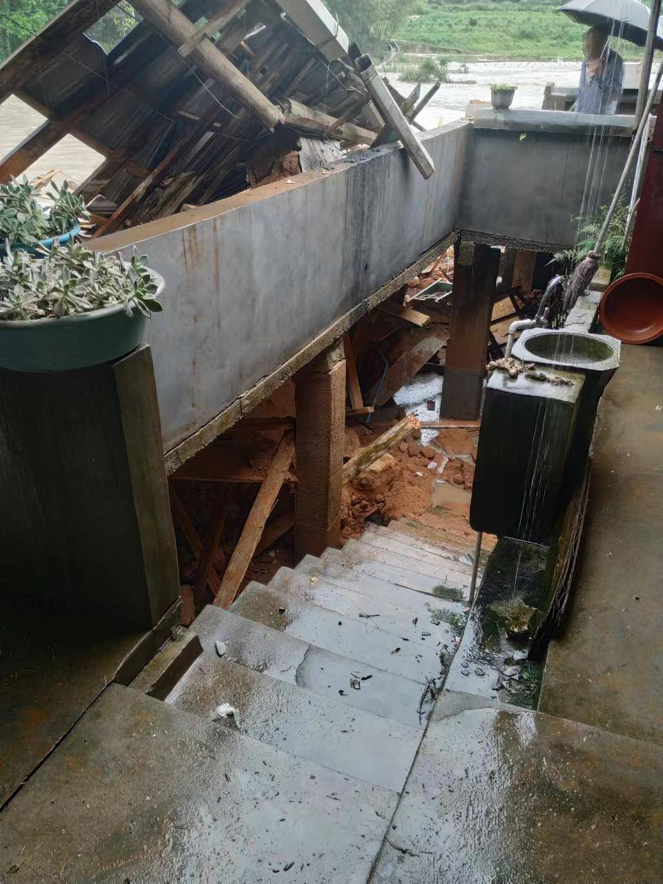 沿河房屋瞬间倒塌:福建永安小陶镇石峰村成"6·13"洪灾重灾区