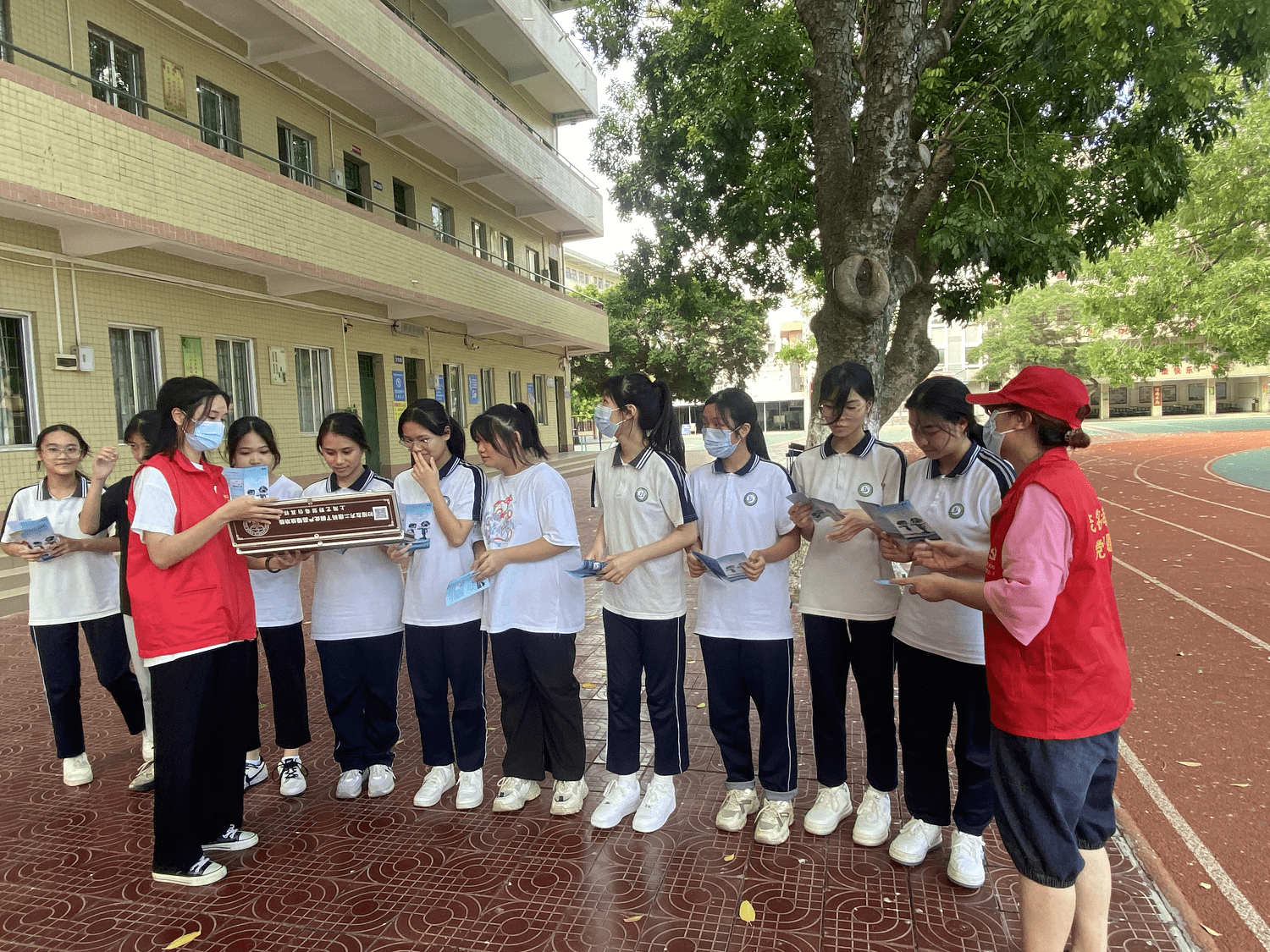 茂名滨海新区博贺镇新兴街社区开展禁毒宣传进校园筑牢校园禁毒防线