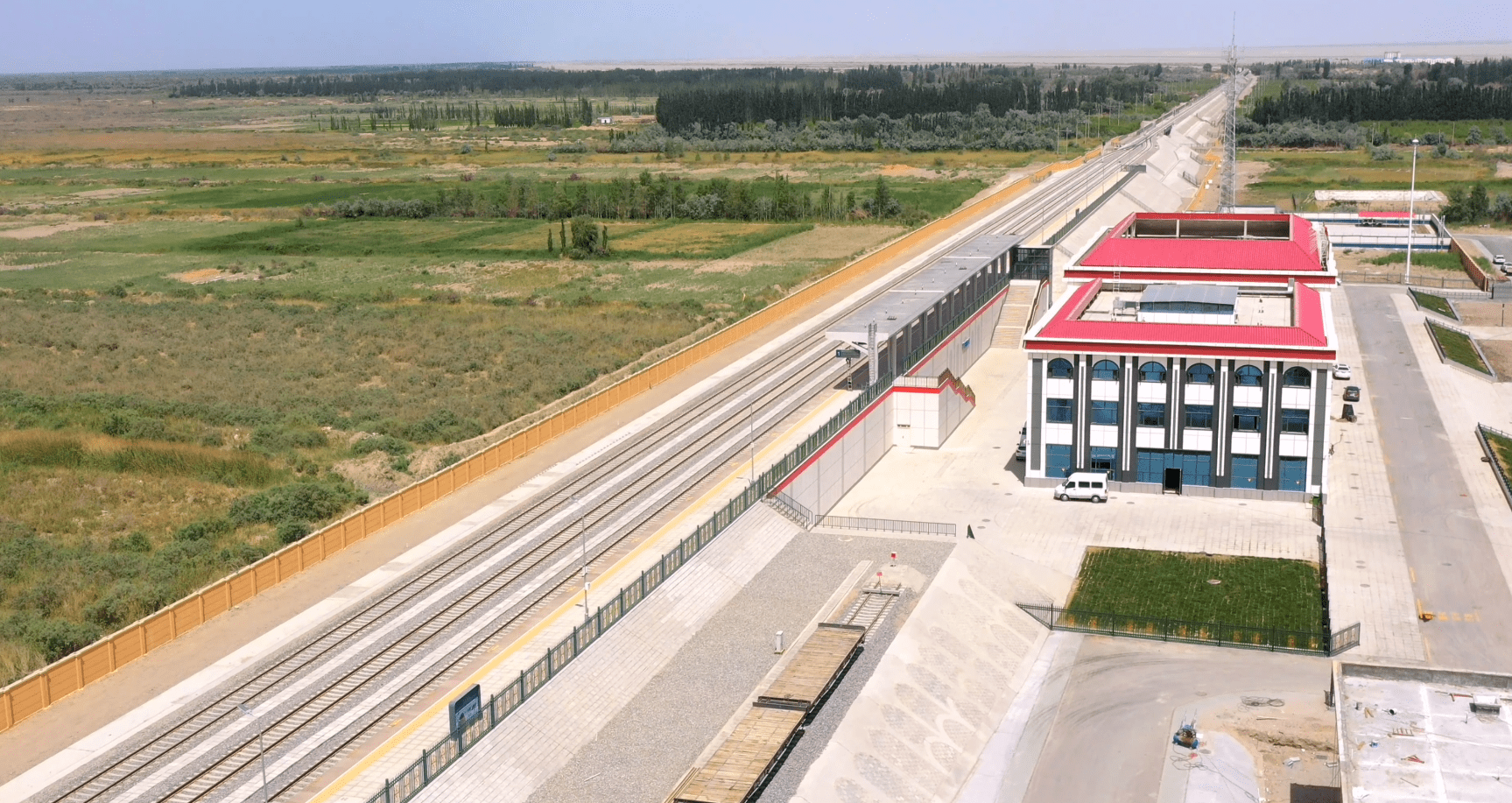 新疆和若铁路通车运行世界首条环沙漠铁路实现闭环运营