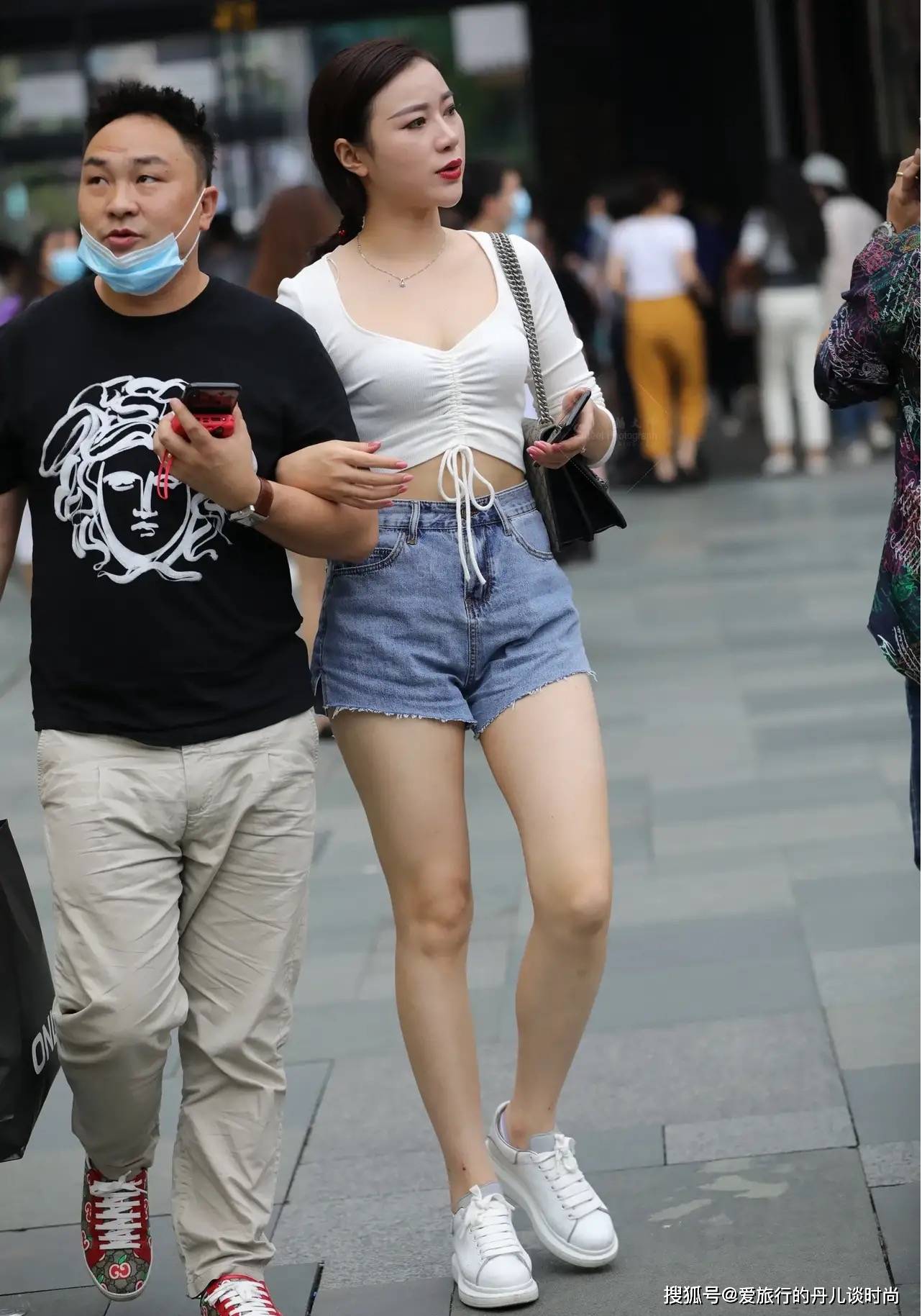 美女身穿白色短t恤搭配蓝色高腰牛仔短裤脚踩白色厚底运动鞋清新又