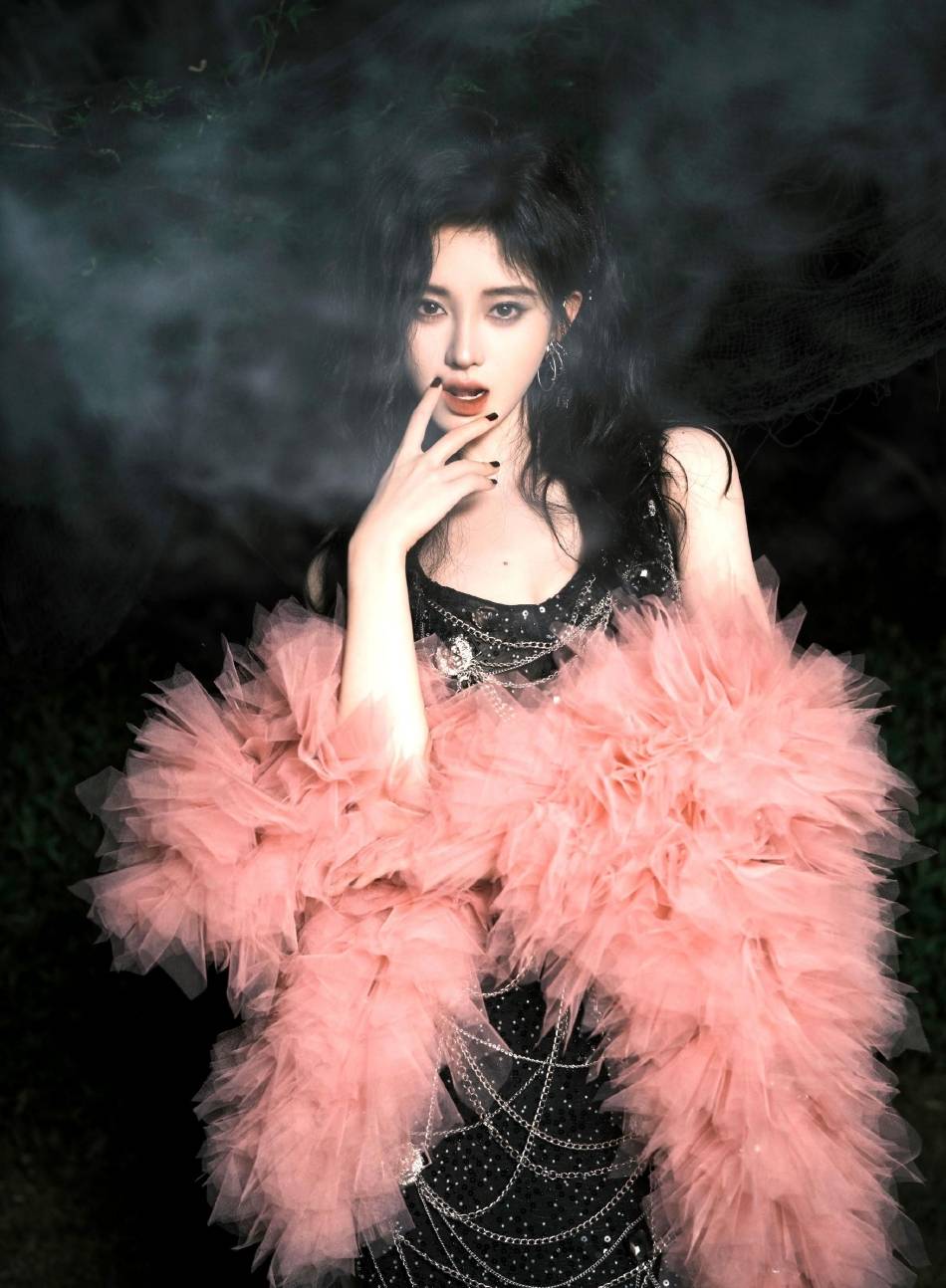 鞠婧祎生日写真甜飒十足着黑色亮片长裙超吸睛