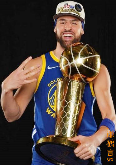 勇士队夺得冠军后助教巴博萨被灌趴下官方晒出汤普森捧杯定妆照