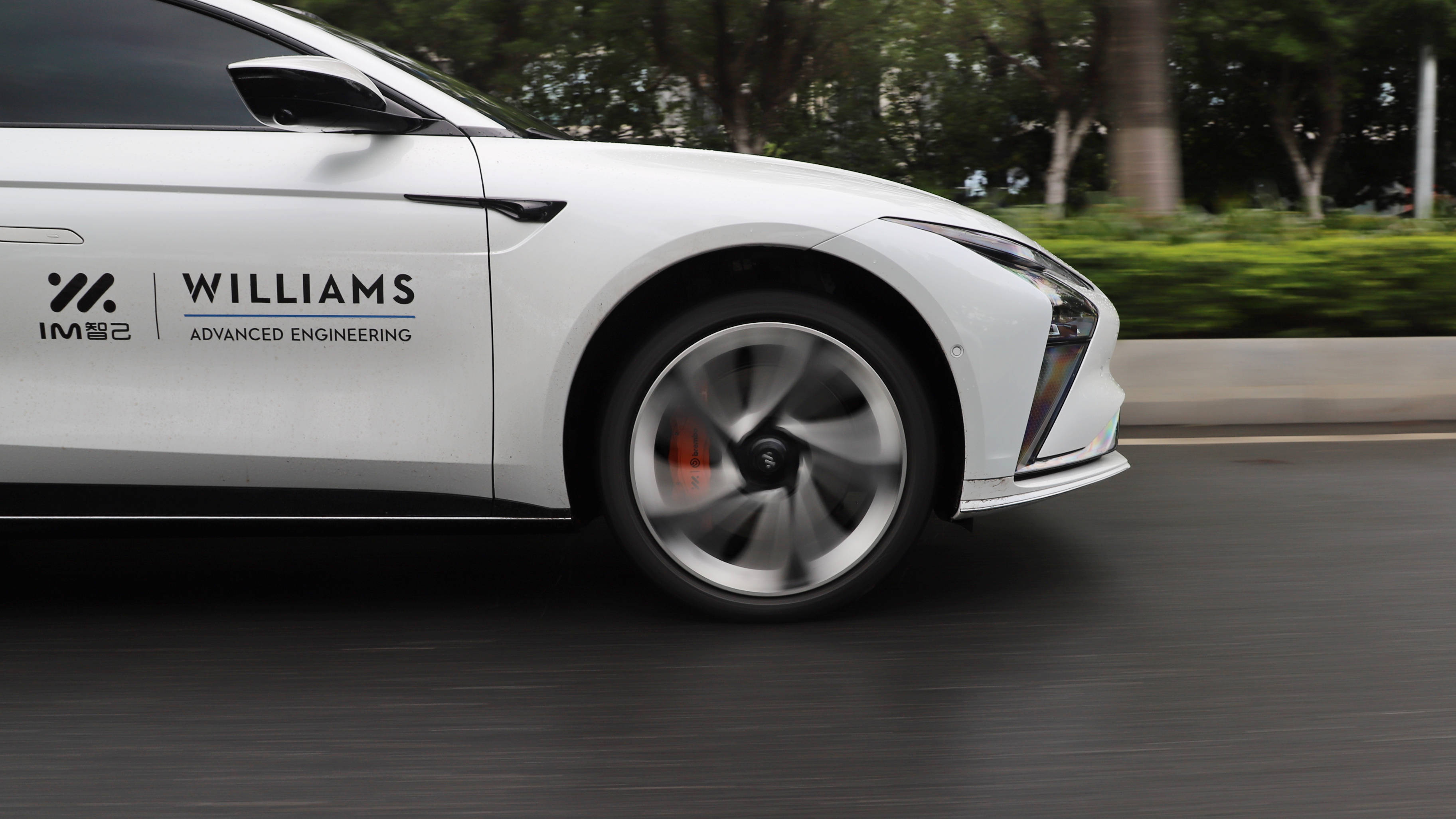 很高,前后制动盘的尺寸达到了365mm和356mm,并且用了fnc碳氮共渗技术