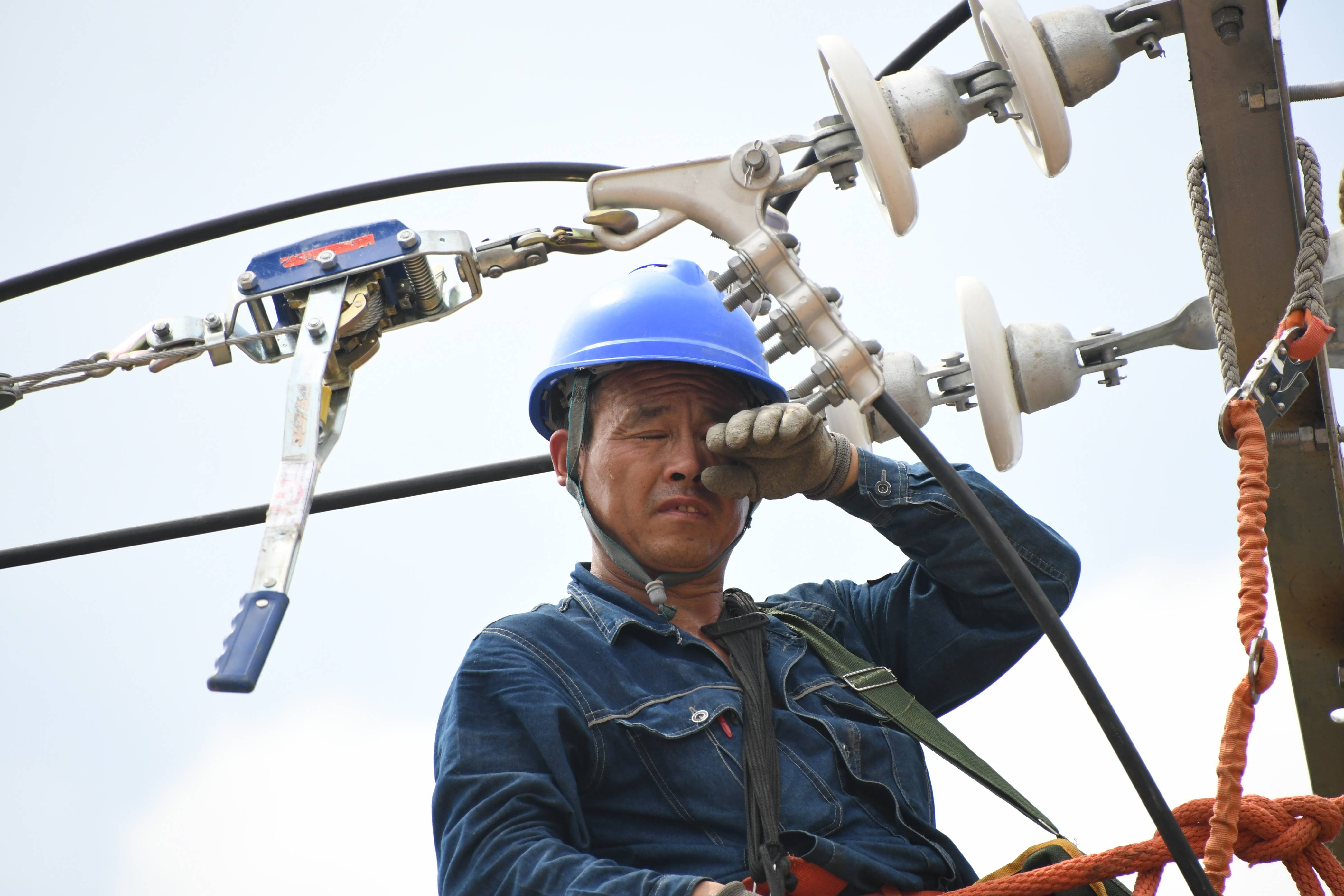 临潼区电力人高温下守护万家清凉