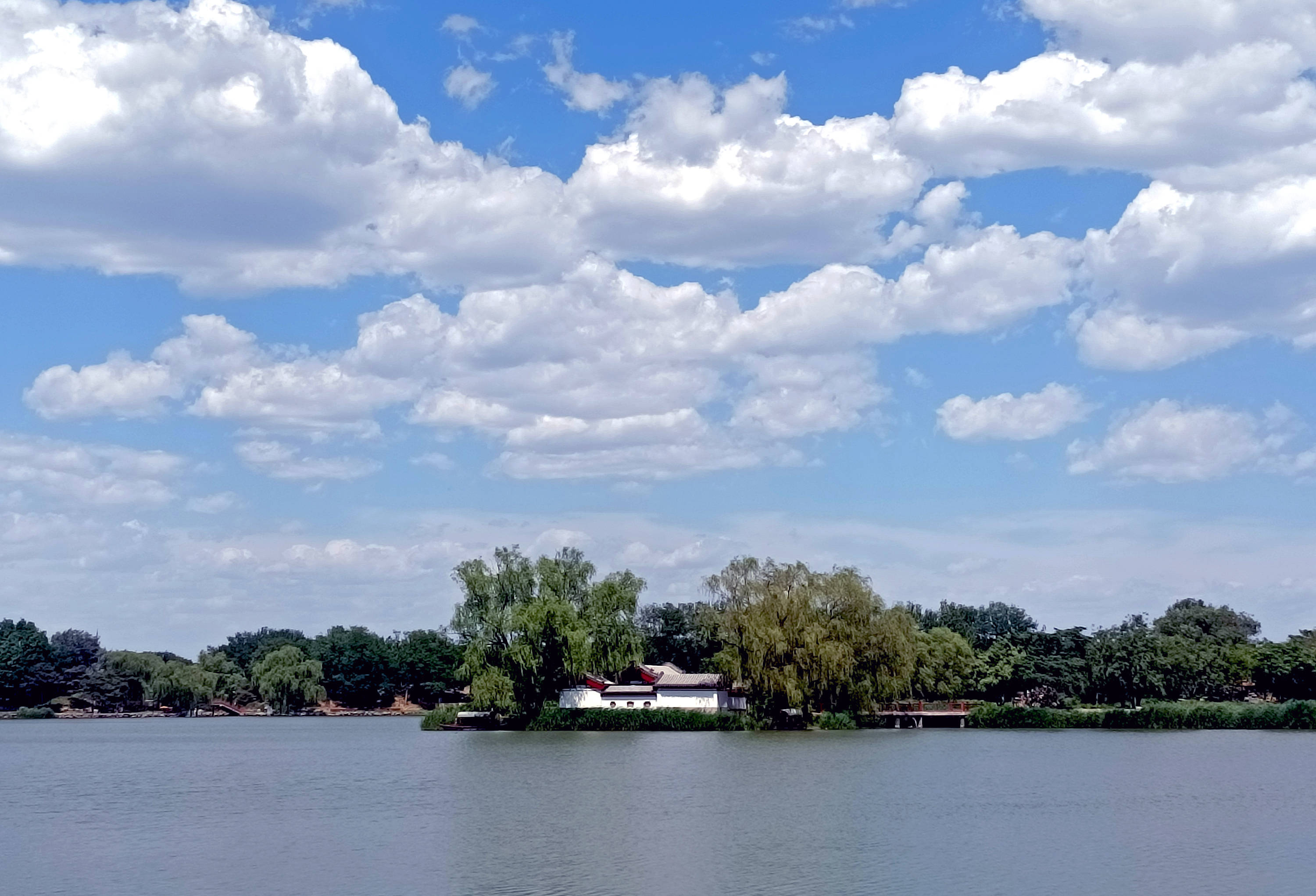 碧空万里云飘荡,风吹平湖起波澜