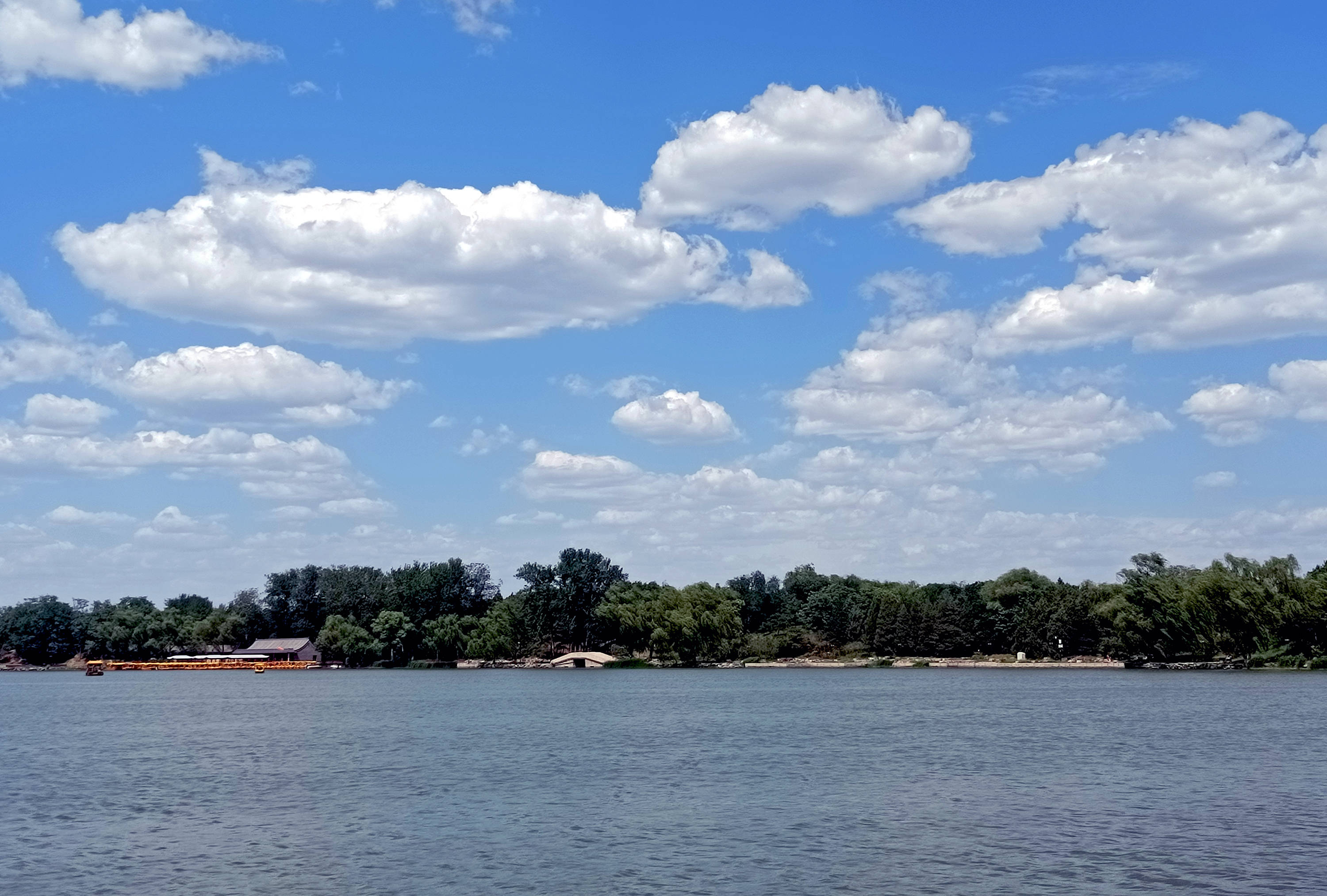 碧空万里云飘荡,风吹平湖起波澜