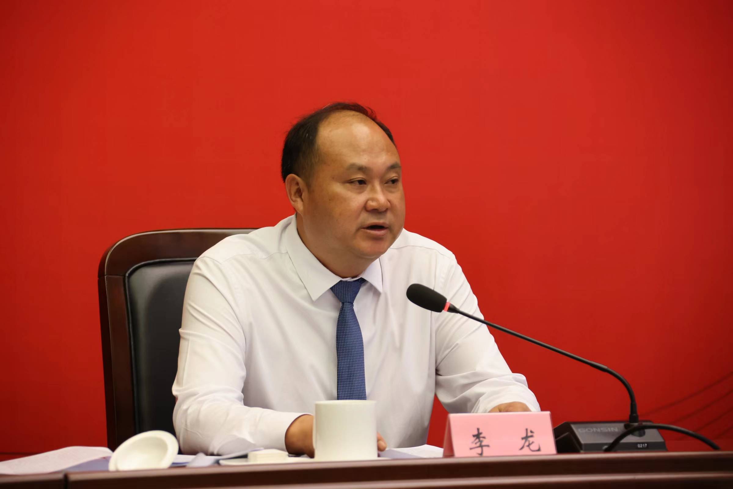 保山市委督查室主任李龙介绍保山市推进作风革命,加强效能建设的有关