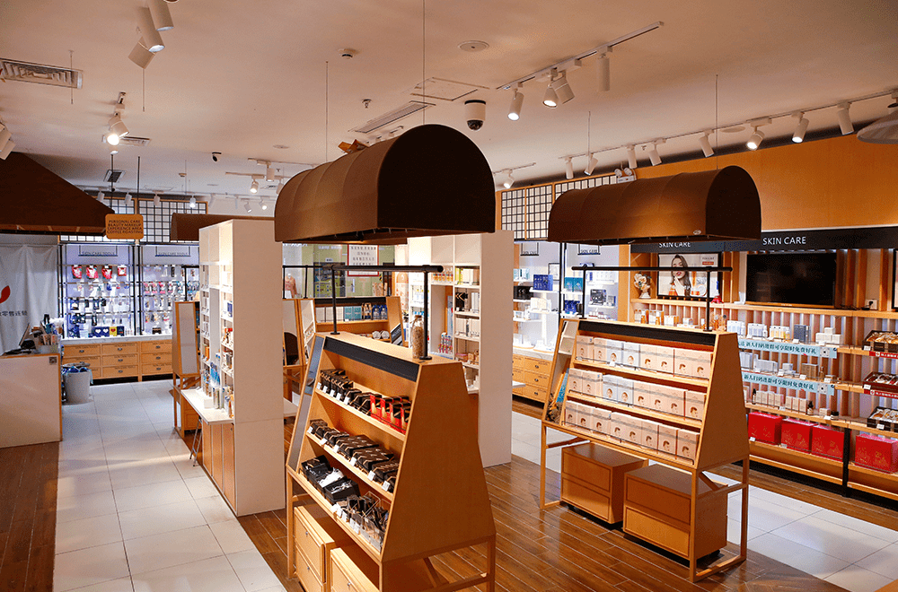 学生的高品低价,白领的时尚个性中端消费和成熟女性的优质品牌品质