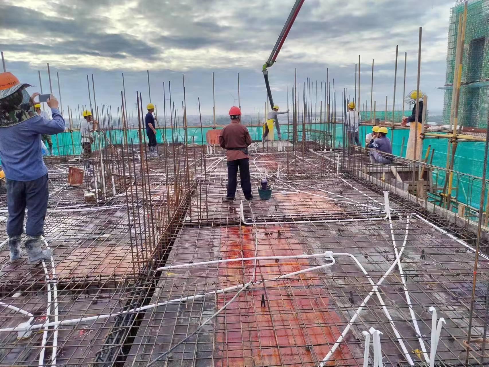 不惧酷暑,荣盛人同心向前_施工图_楼房_工人