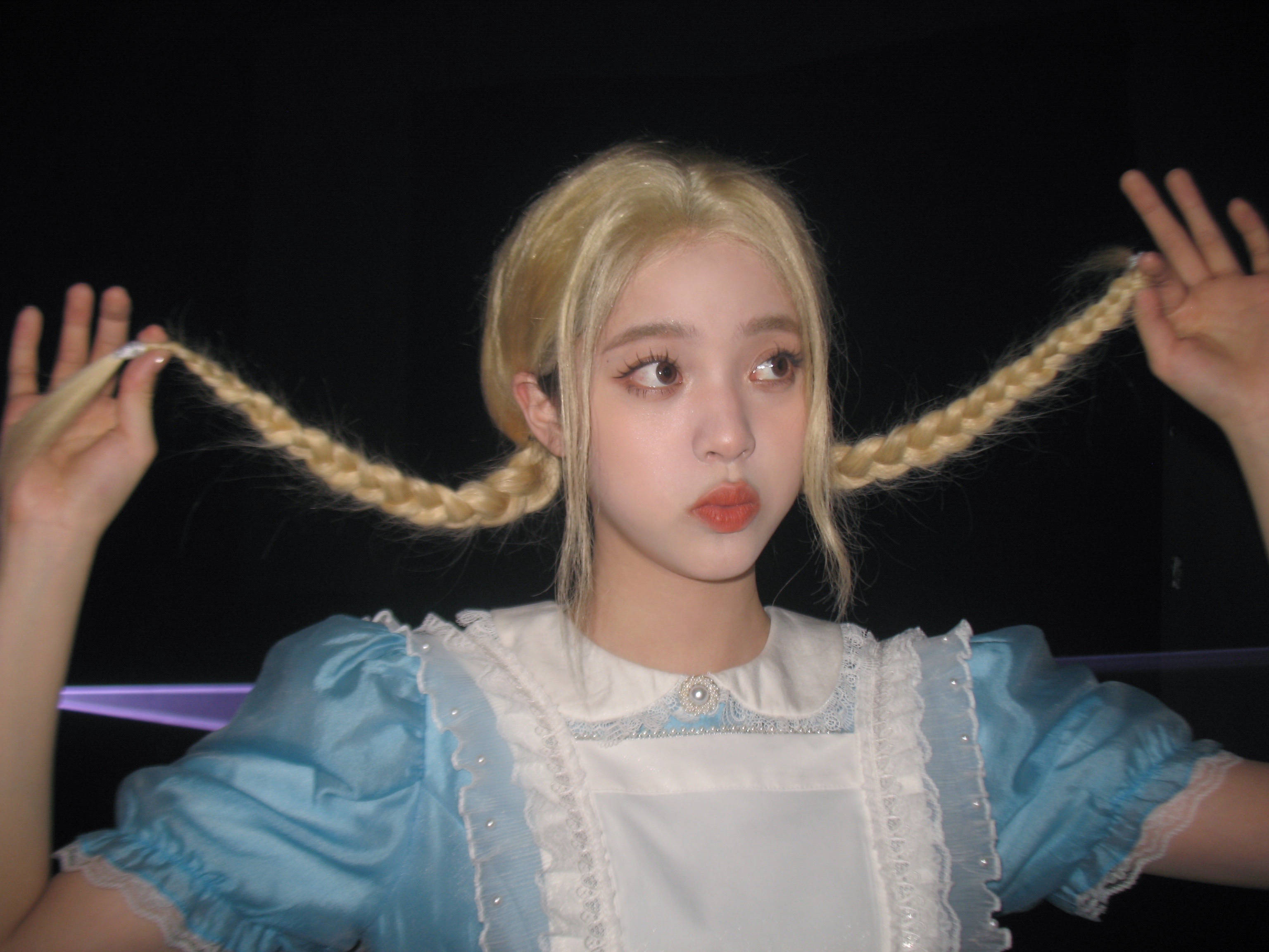 欧阳娜娜梦幻cos爱丽丝 金发造型有梦游仙境那味了