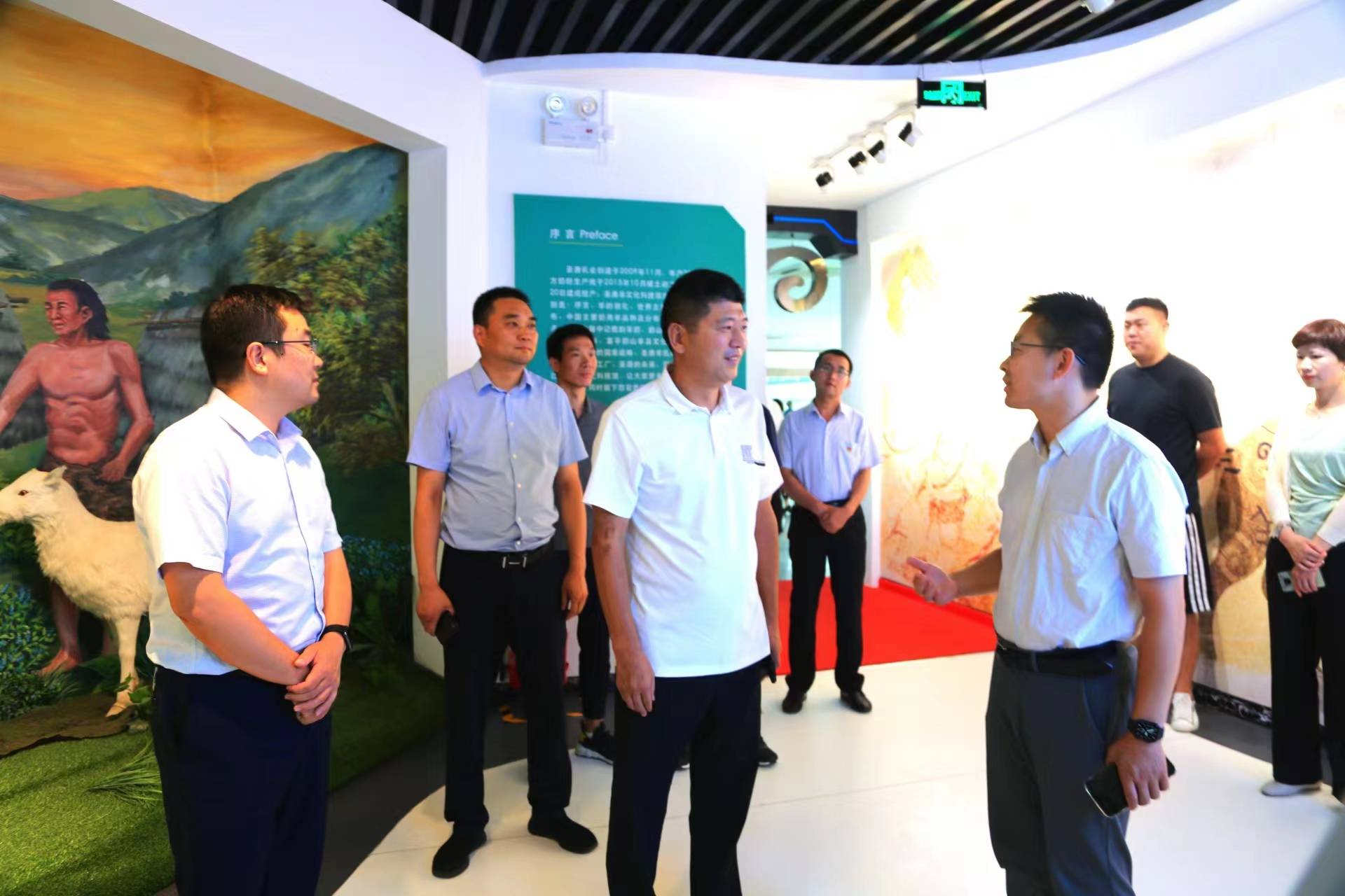 东西部协作专家委员会调研工作组走进圣唐乳业董事长徐长城做介绍