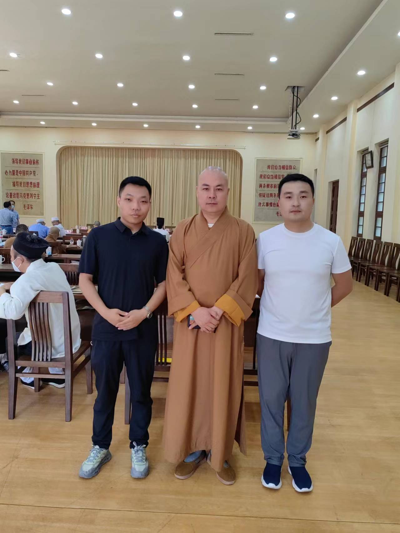 左起:黄诗煊,宽旭法师,杨硕黄世真道长为杨硕赠送太乙救苦天尊像杨硕