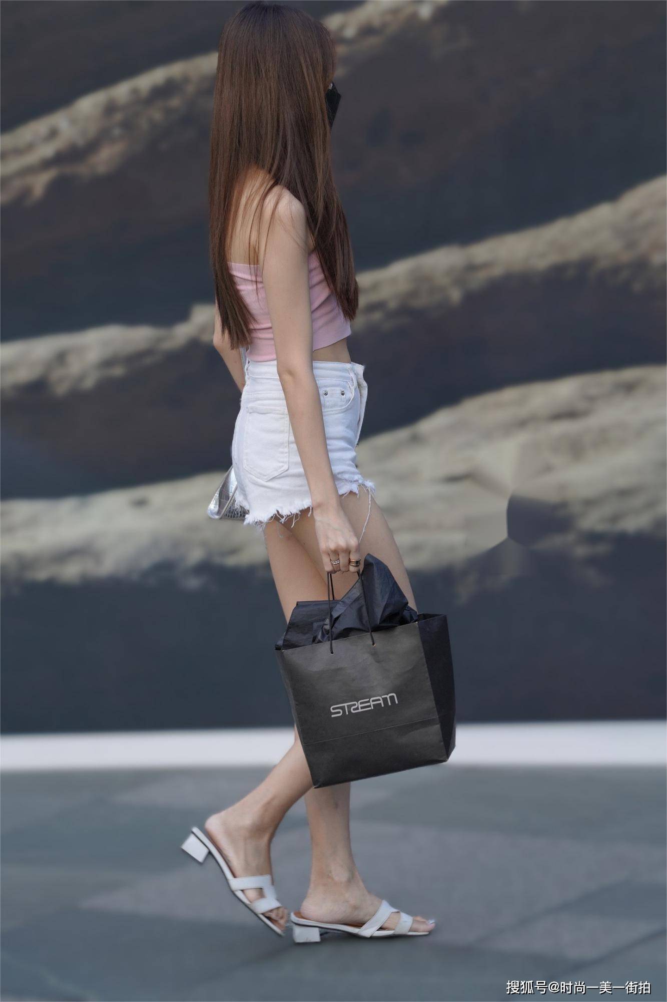 小姐姐一件粉色短款抹胸小衫搭配白色碎边热裤.