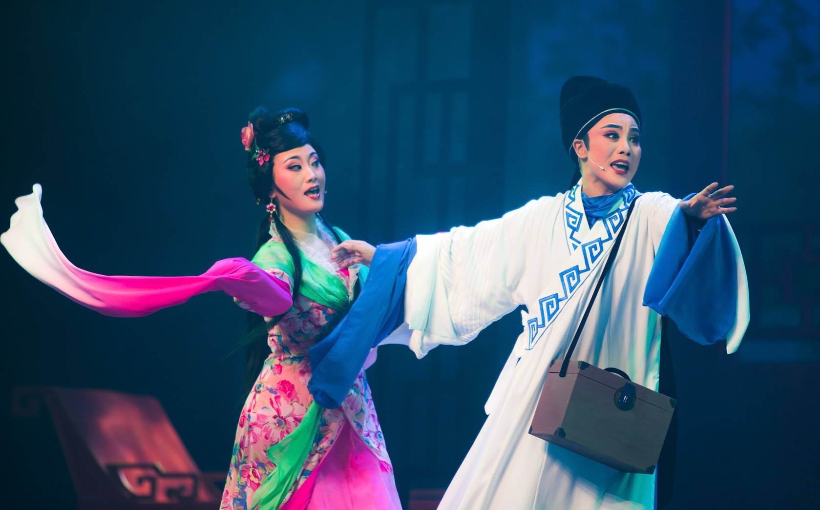剧照欣赏:邮册设计稿欣赏:范晓萍,国家一级演员,现任南通艺术剧院副