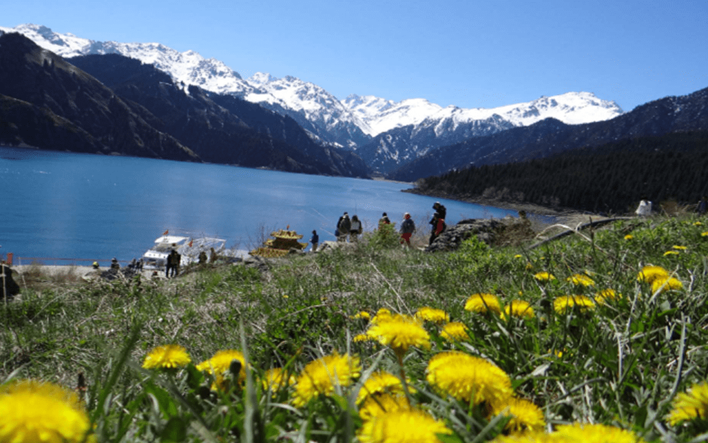 原创游人旅行新疆沿途可欣赏晶莹湖泊巍峨雪山以及起伏沙峰等美景