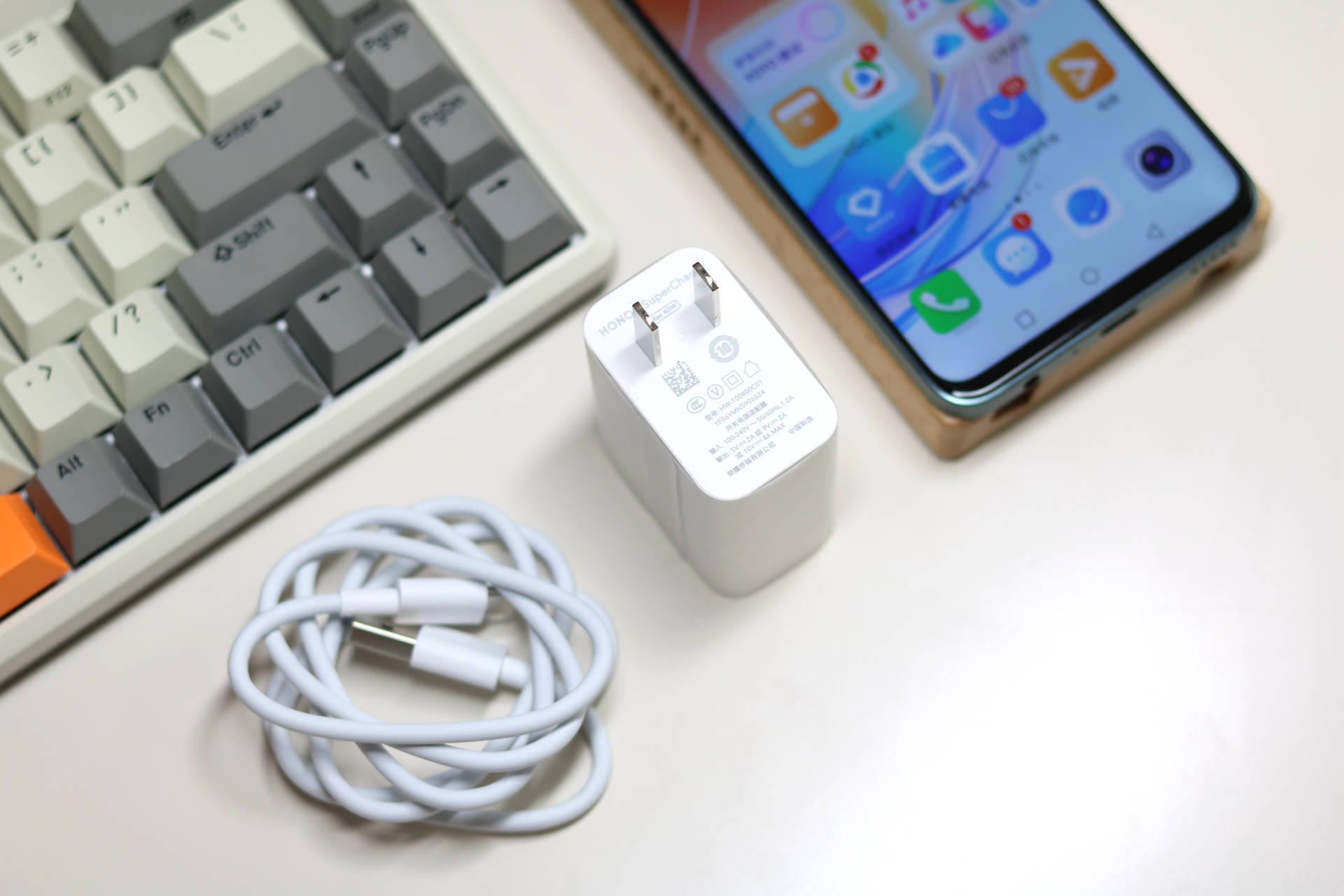 充电方面,荣耀x40i配备40w超级快充,电池容量为4000mah.