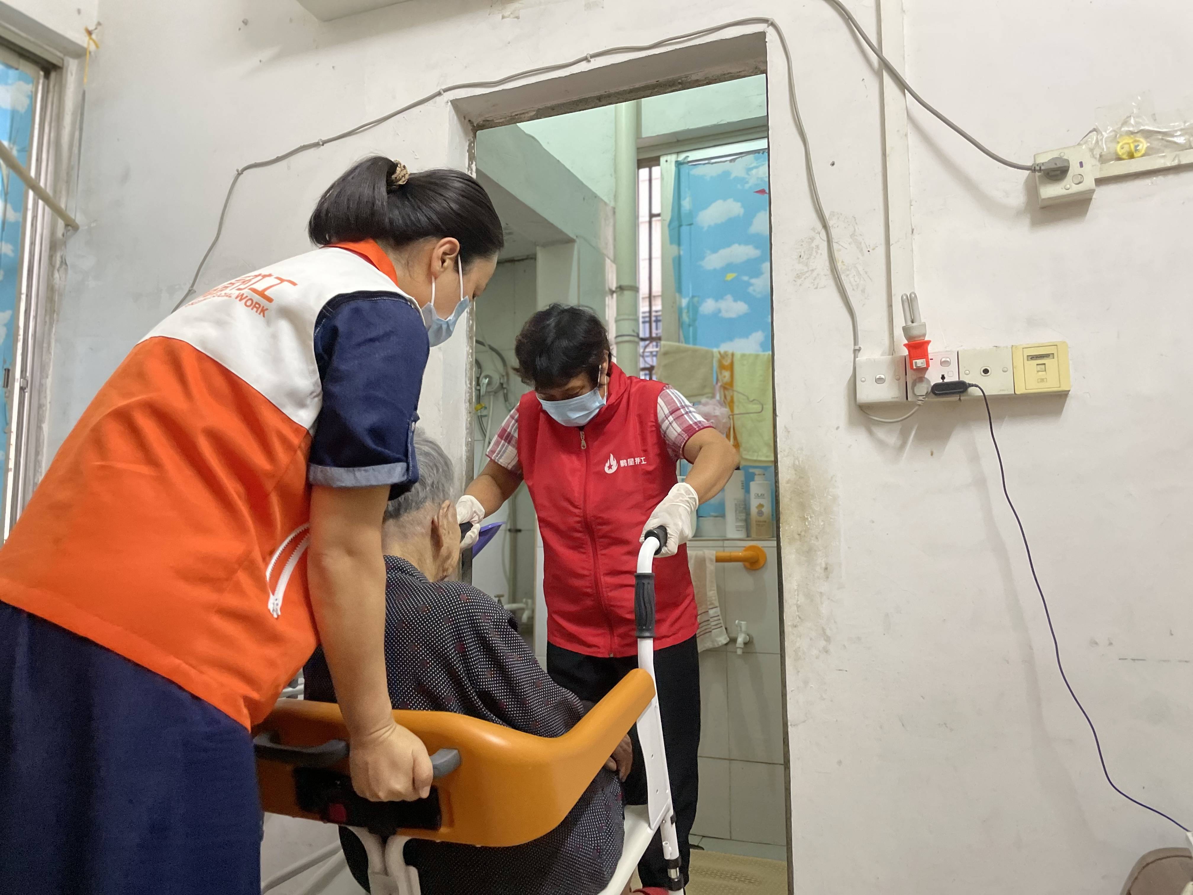 东莞鹏星养老团队上门助浴,圆老人"洗个舒服澡"心愿_服务_长者_进行