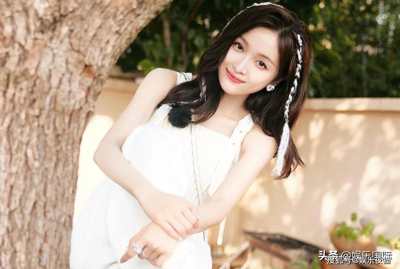 吴宣仪白色系编发造型出镜甜美可人清新而不失性感