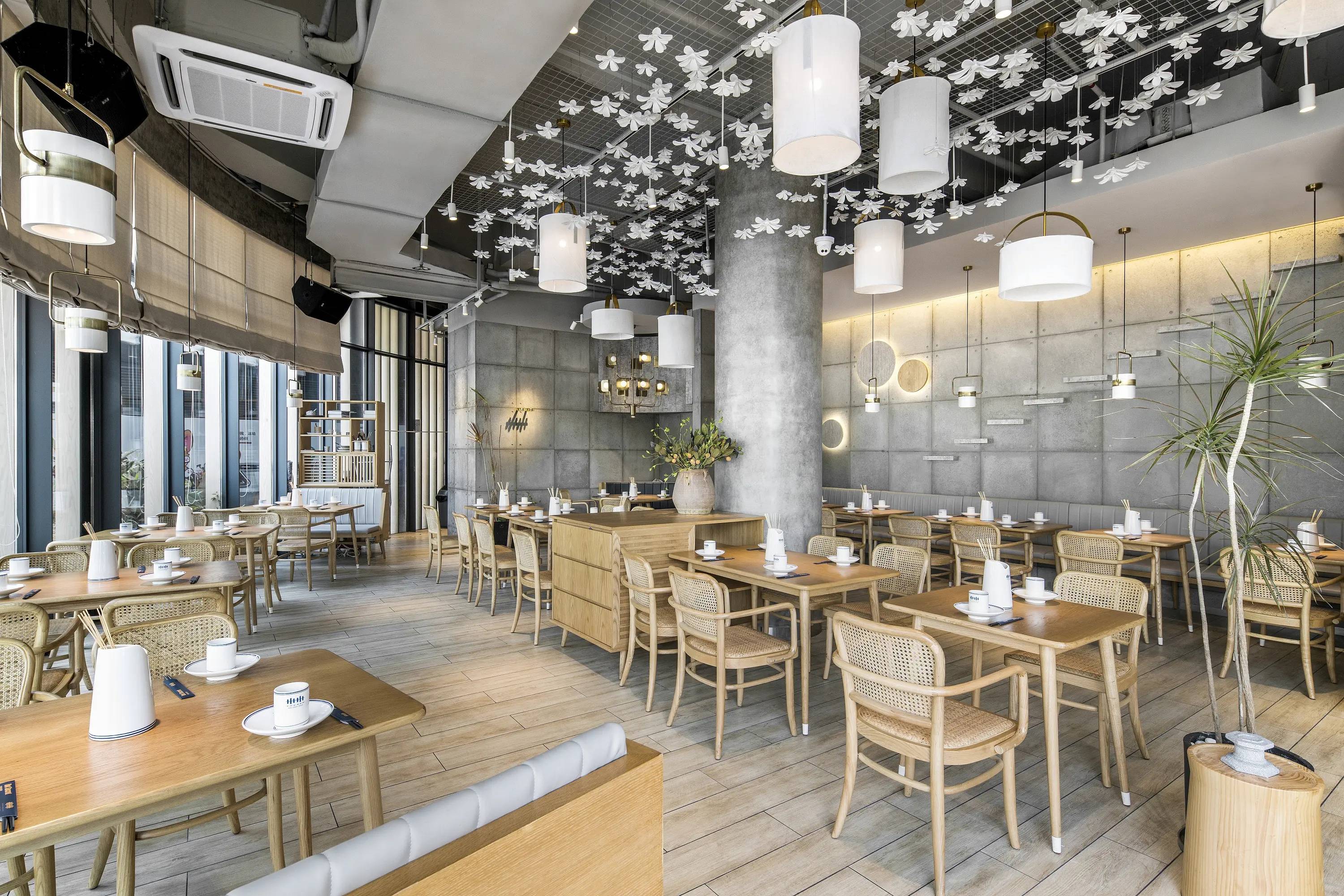 四川荣屹建筑装饰:成都餐饮店如何用灯光打造舒适感?