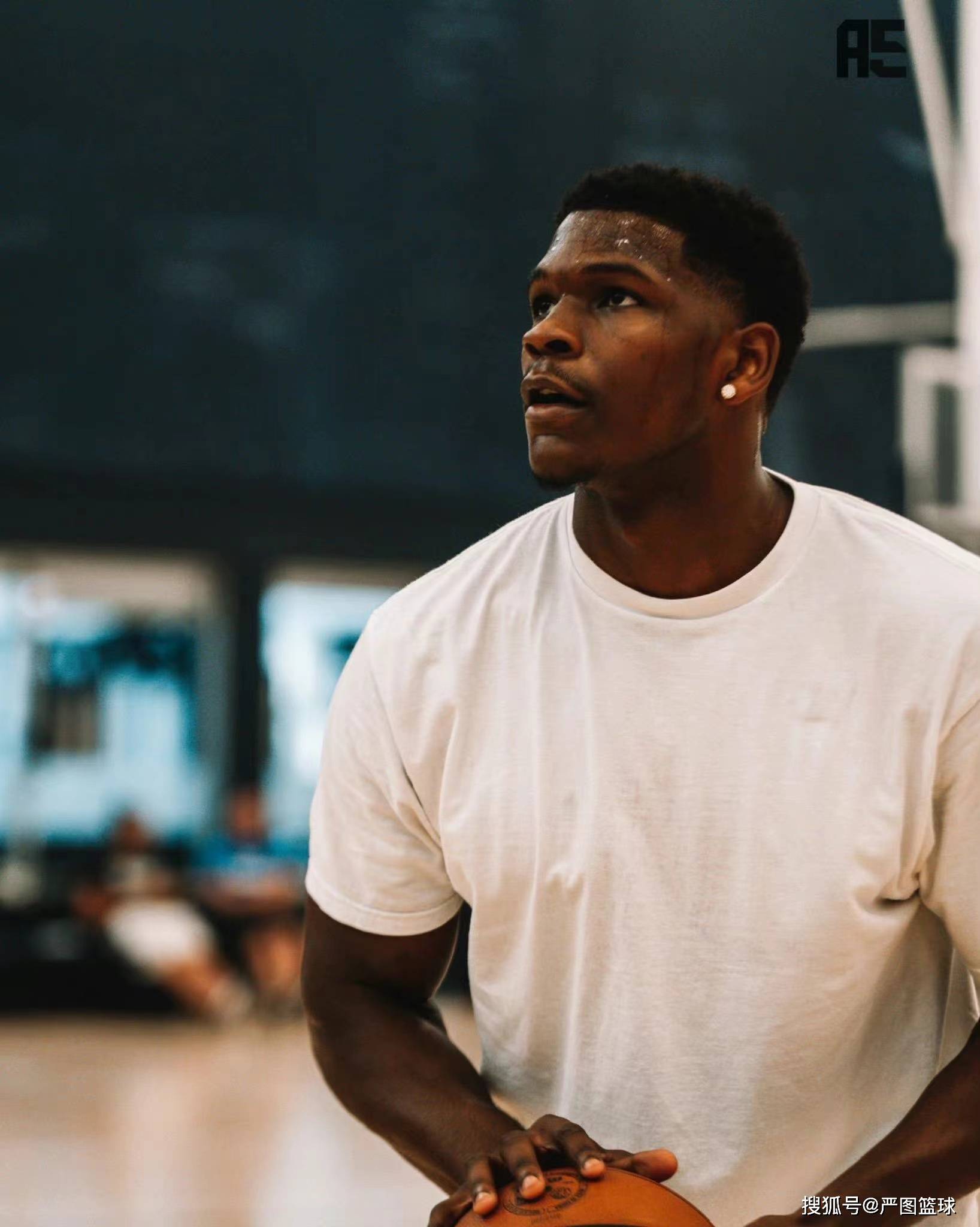 2020年的状元安东尼·爱德华兹将脏辫剪了,留了个寸头,感觉稳重多了