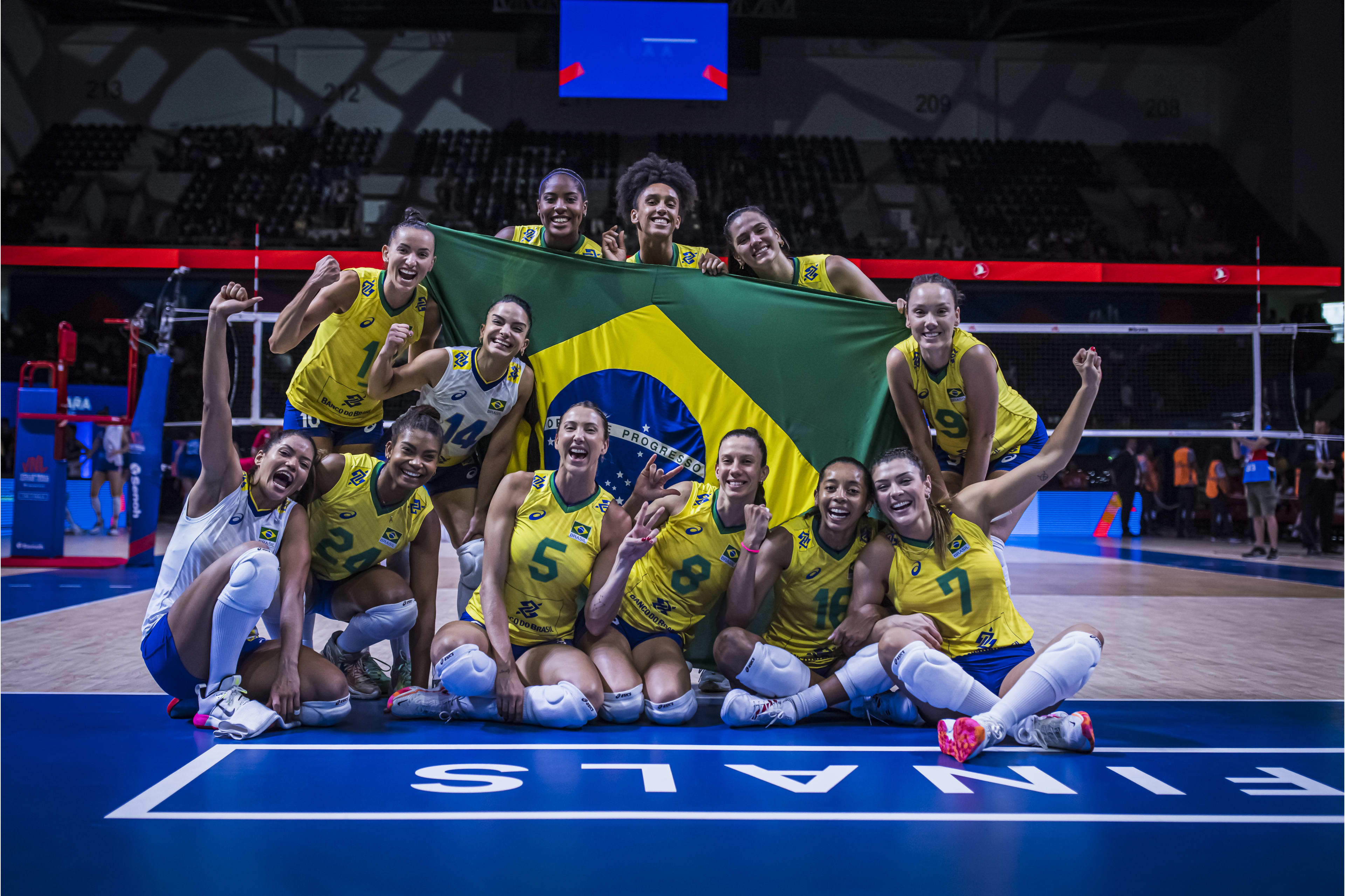 巴西女排在南美锦标赛中全胜夺冠主教练盛赞队员拼搏精神