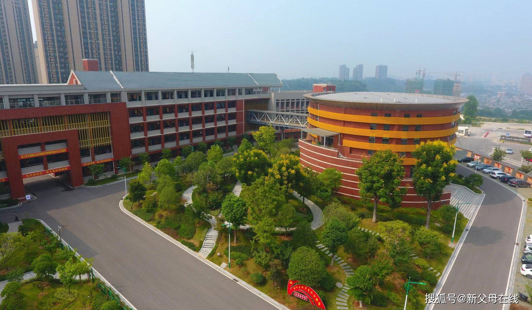 东湖初中7月18日,第十二届中国班级文化论坛经验交流会在宜昌市夷陵区