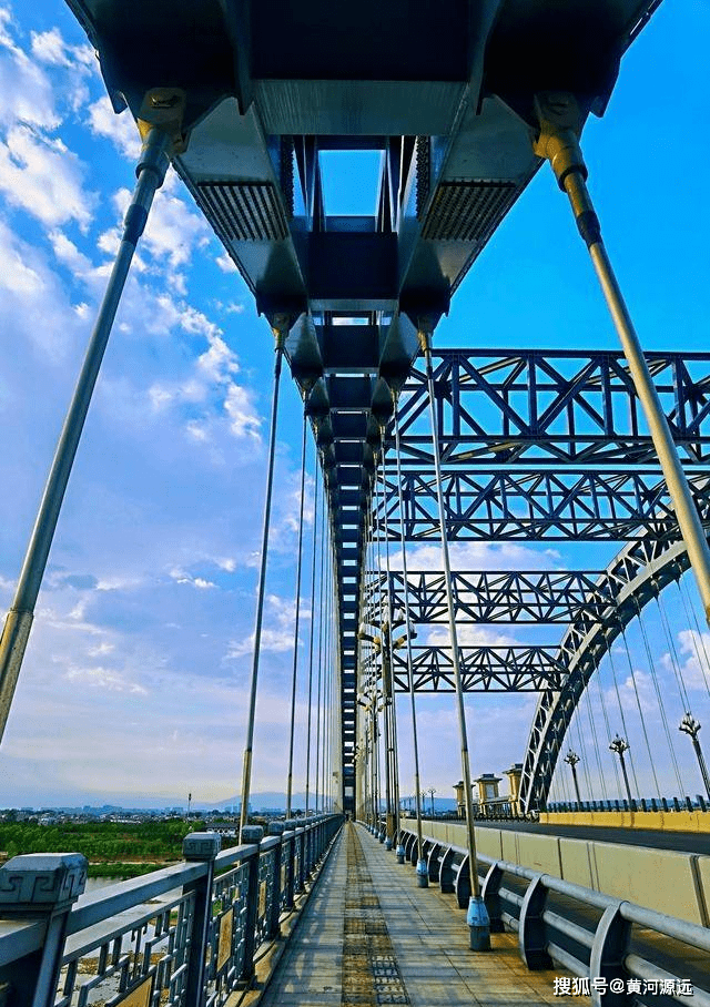 河南洛阳有座跨河大桥，很多人都知道桥名，但不一定知道桥有多美
