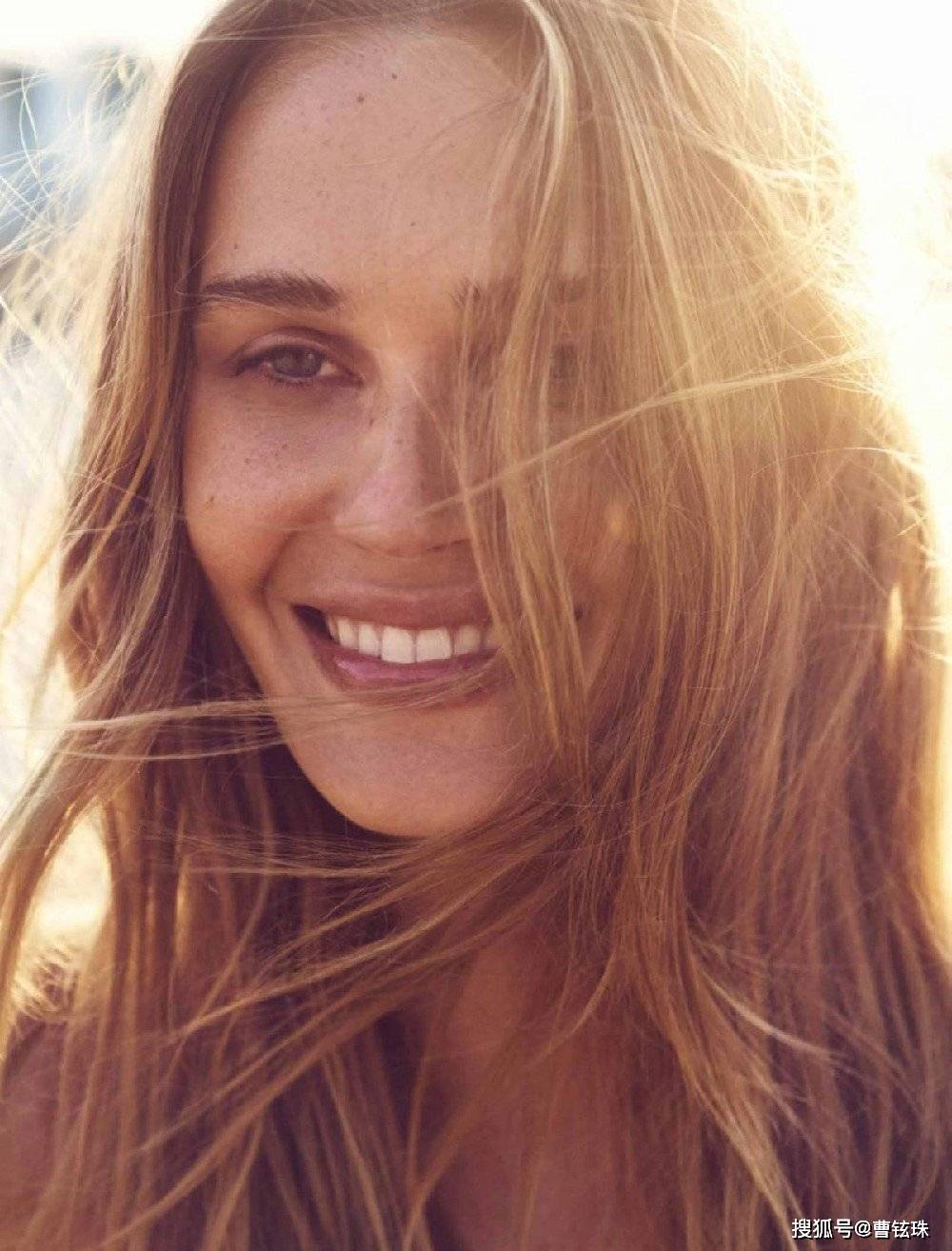 美国超模诺埃尔·贝瑞(noel berry)以健康阳光的泳装姿态登上7月