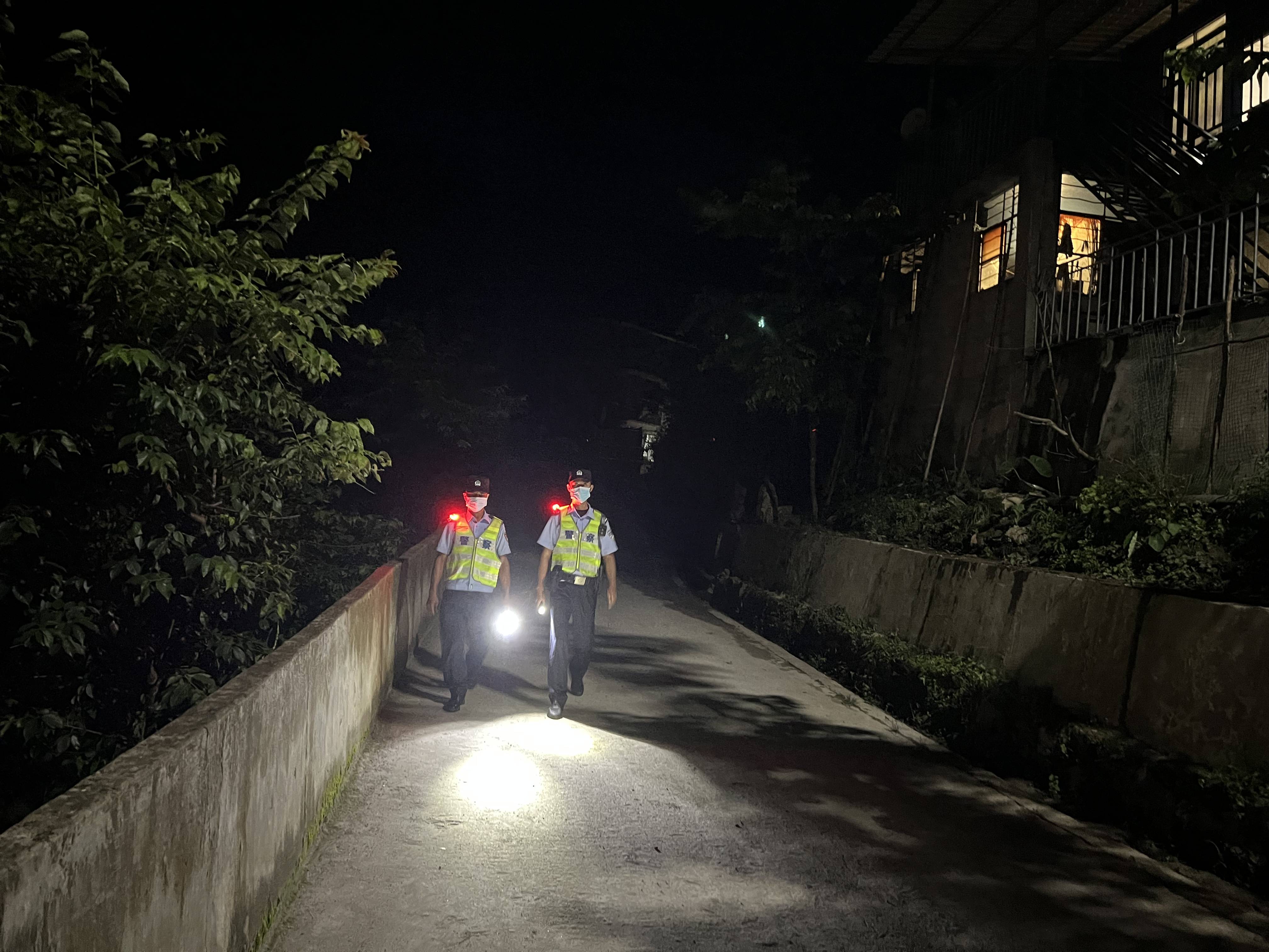 云南泸水洛本卓所积极开展夏季夜间治安巡逻