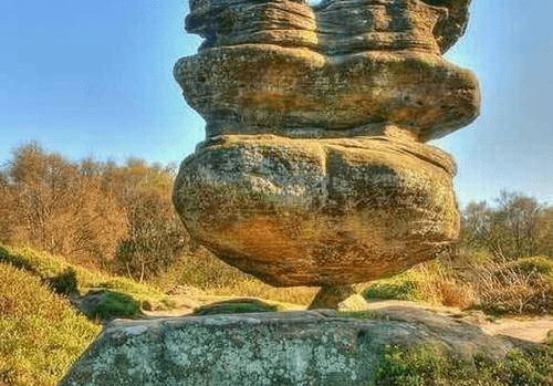 世界上最“神奇”的三块石头，屹立千年而不倒，每年吸引大批游客