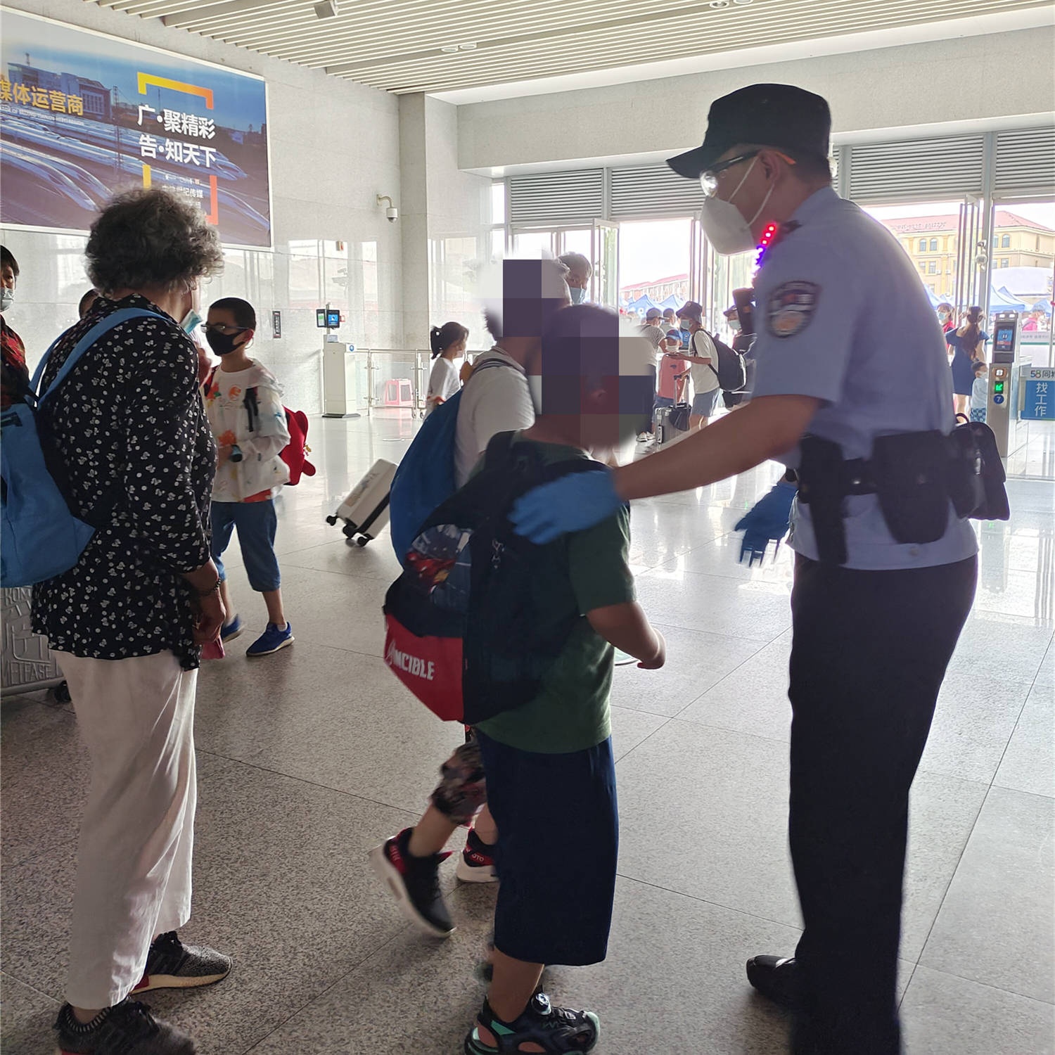 孩子与家人走失 天津铁警助力团圆_刘澍泽_儿童_奶奶