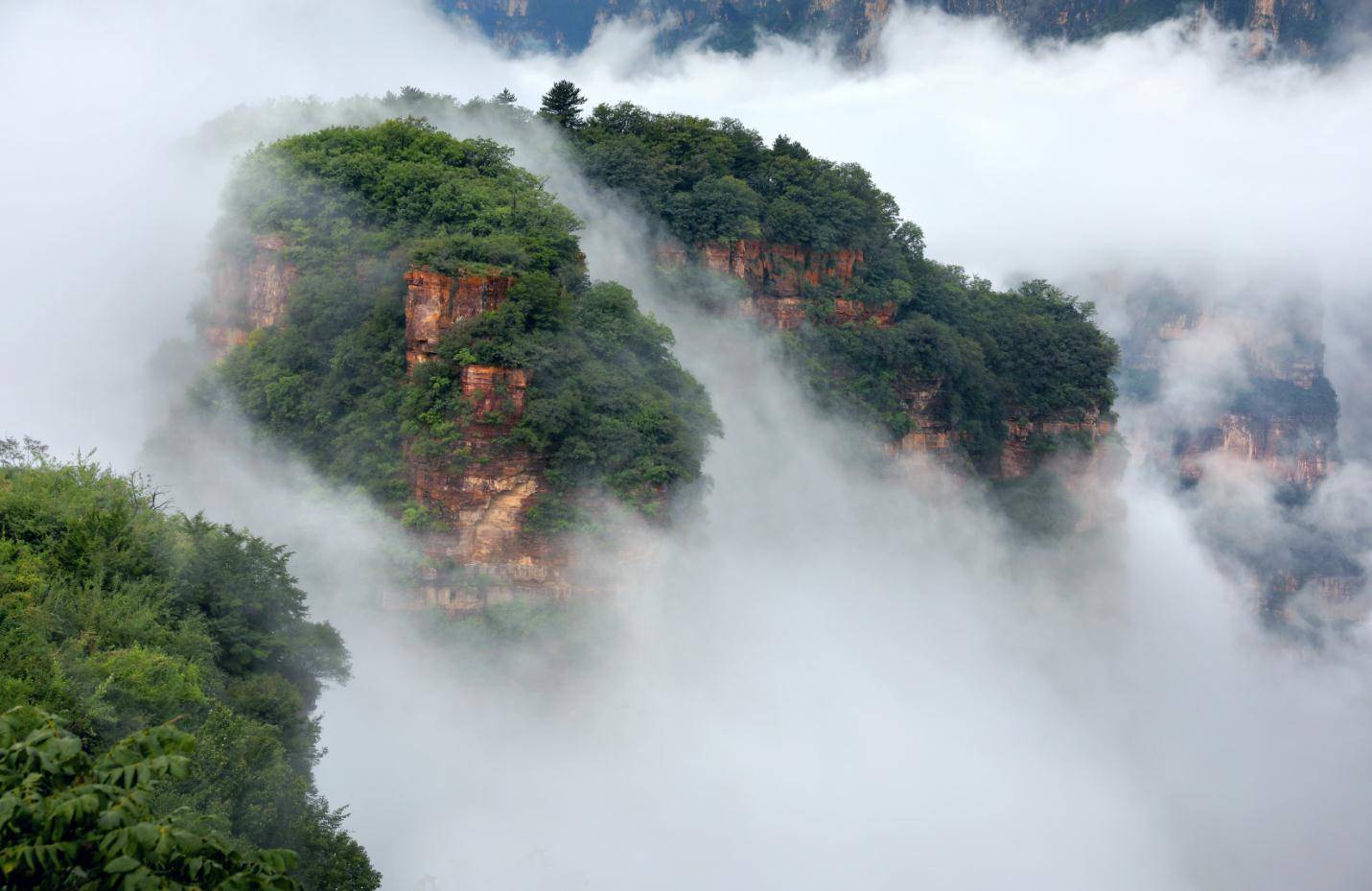 河南林州:云绕太行山 田园美如画