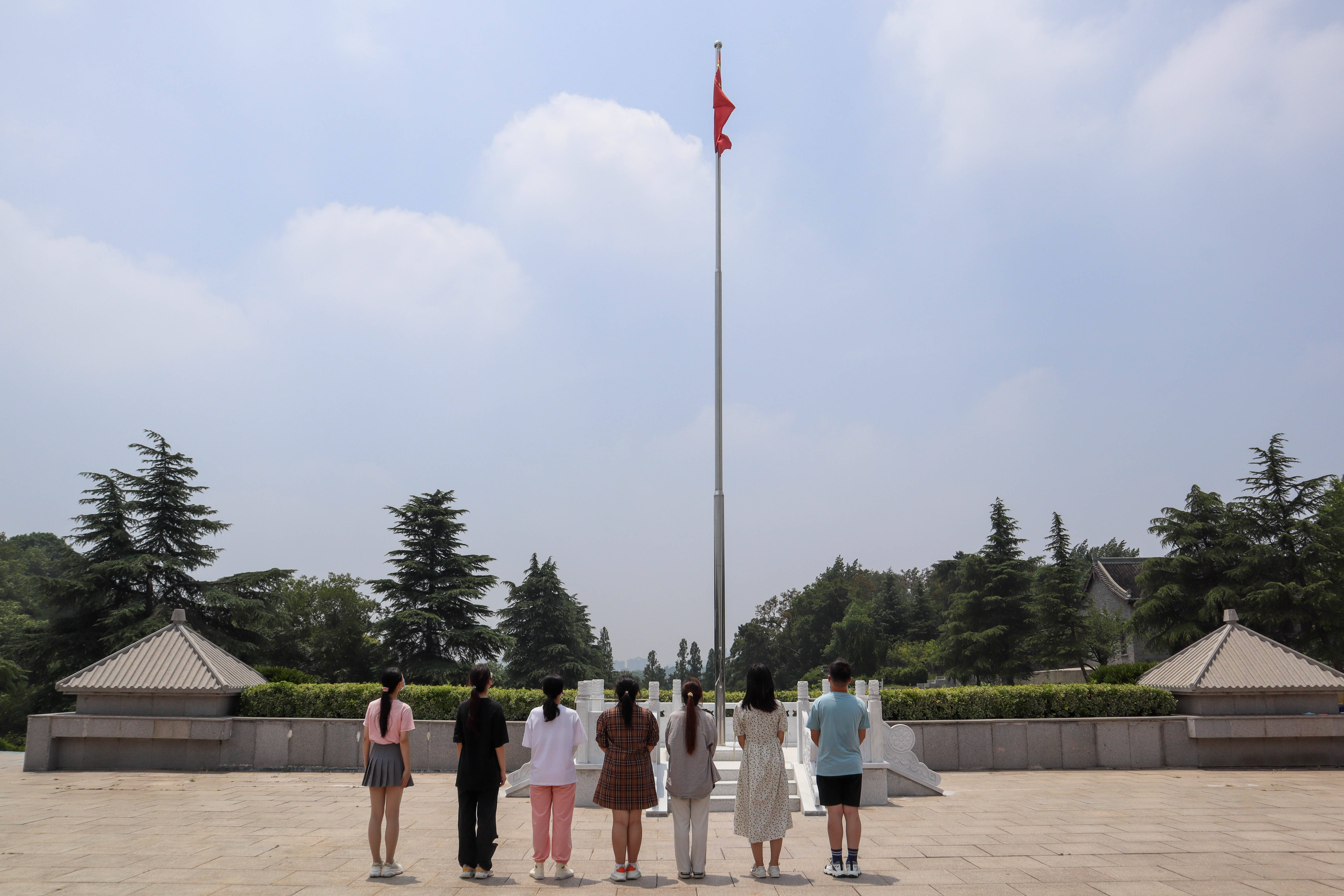 南信大学子“三下乡”：访扬州革命烈士陵园，悟革命先烈赤子丹心