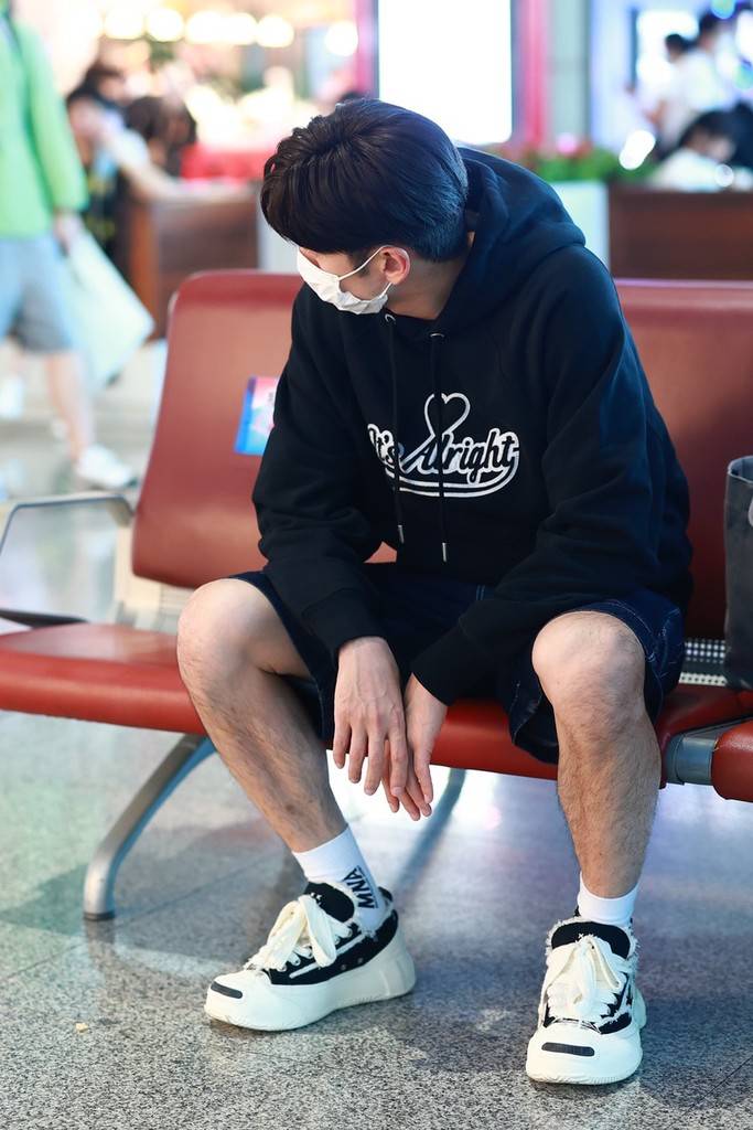 张云龙长沙机场候机字母卫衣搭配短裤