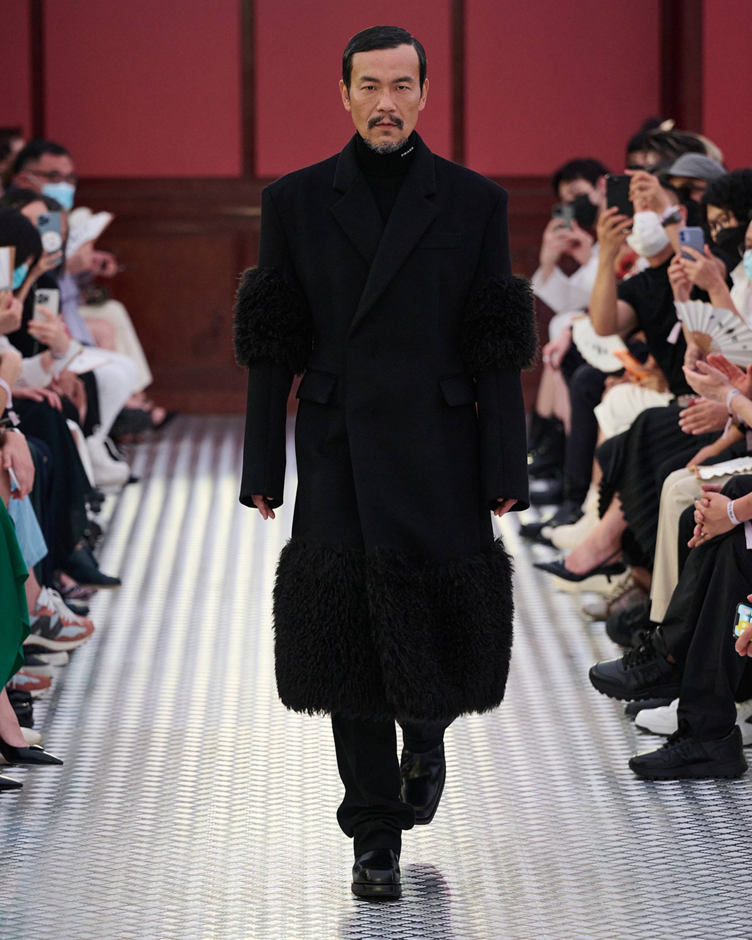 prada2022秋冬时装秀郡王府举办 李易峰春夏惠英红热依扎走秀气场强大