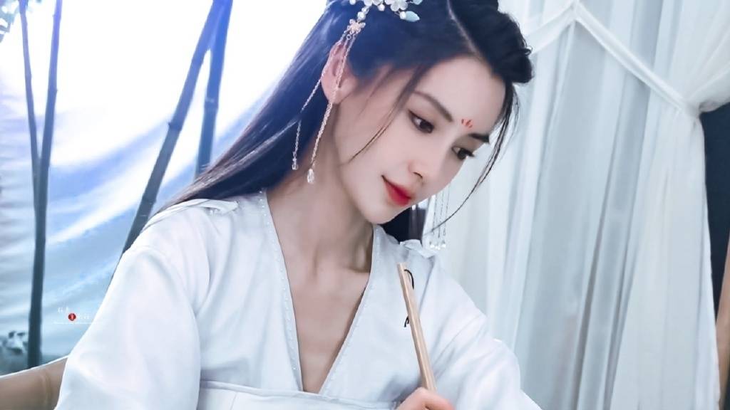 杨颖古装造型仙气飘飘拔剑酷飒变身仗义侠客