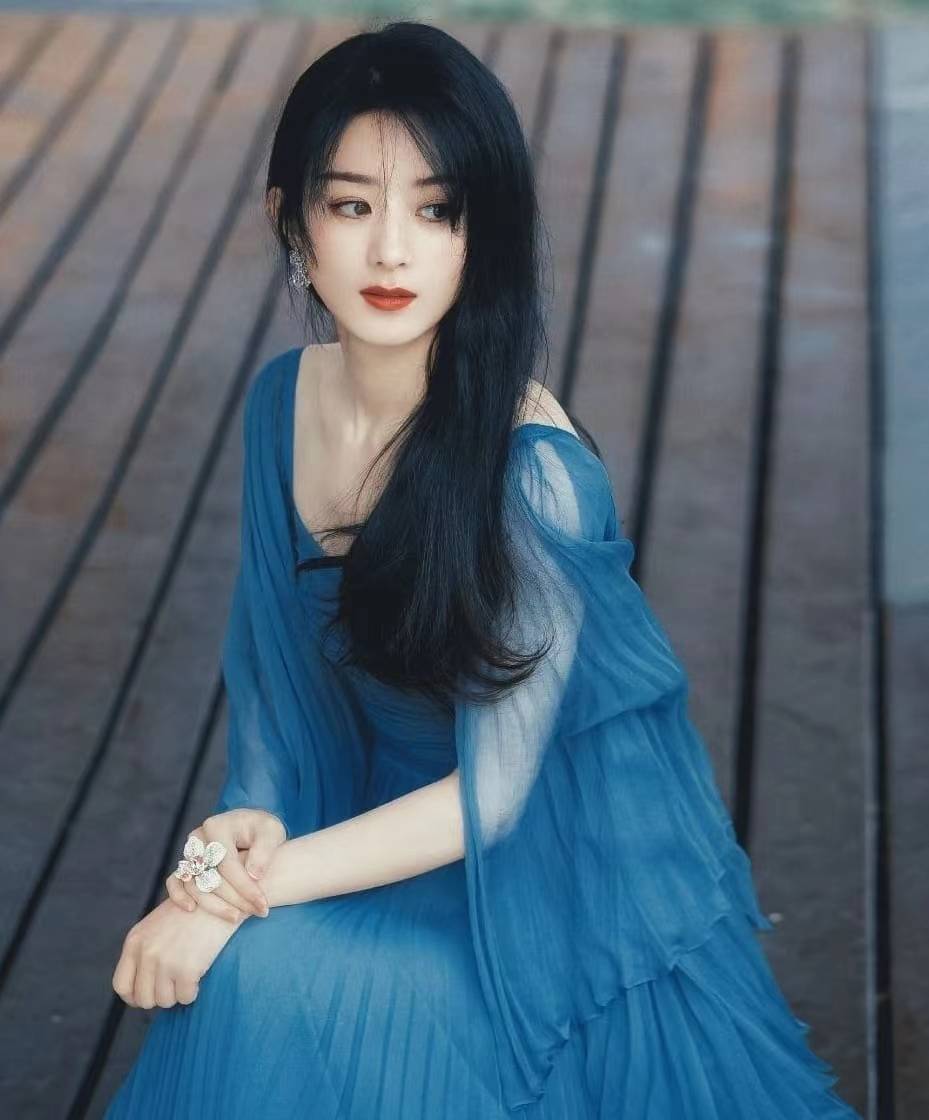 #赵丽颖# 蓝色纱裙如梦似幻，仙气逼人，穿越凡间