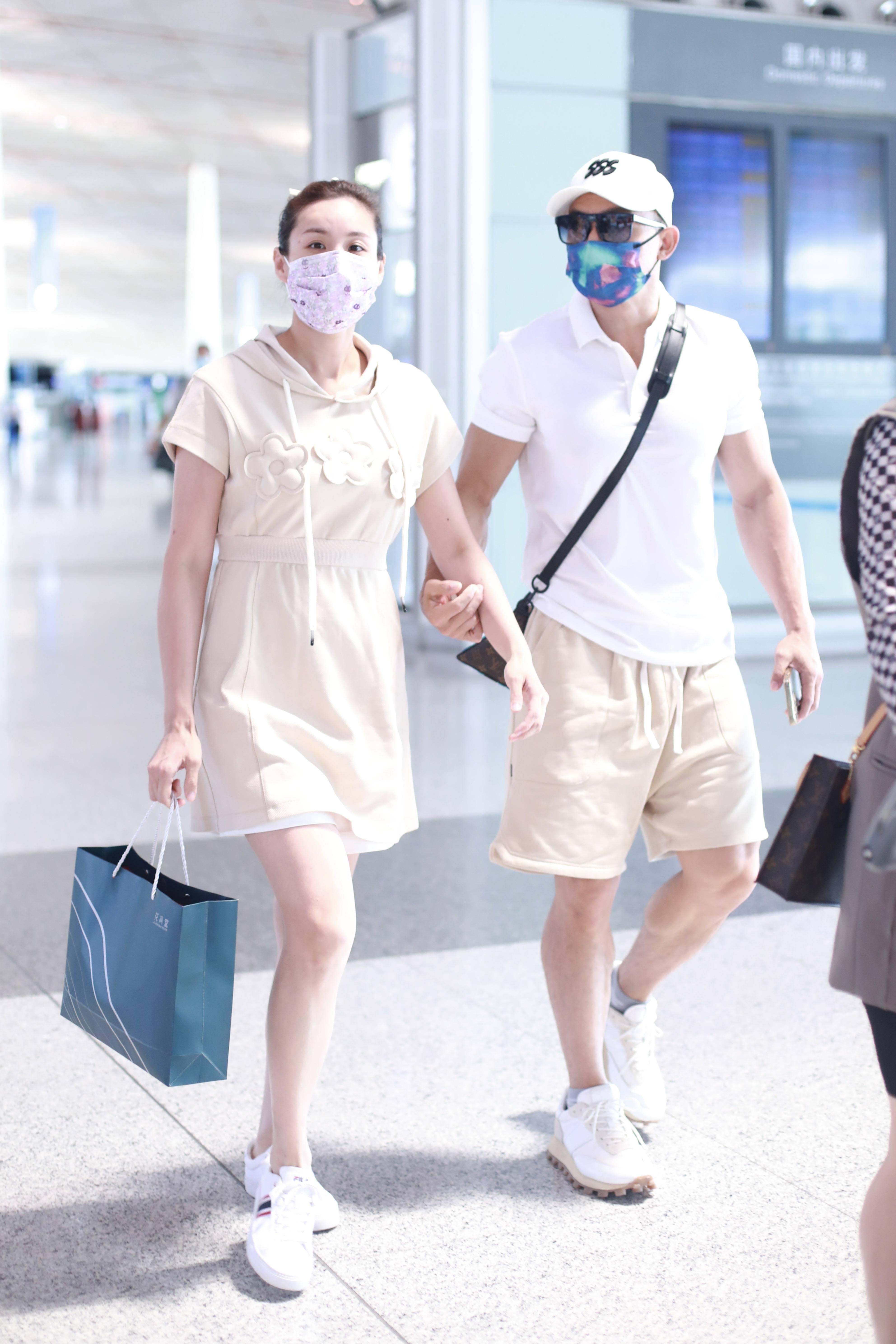 刘畊宏夫妇牵手走机场 王婉霏被老公摸脸笑容甜-搜狐大视野-搜狐新闻