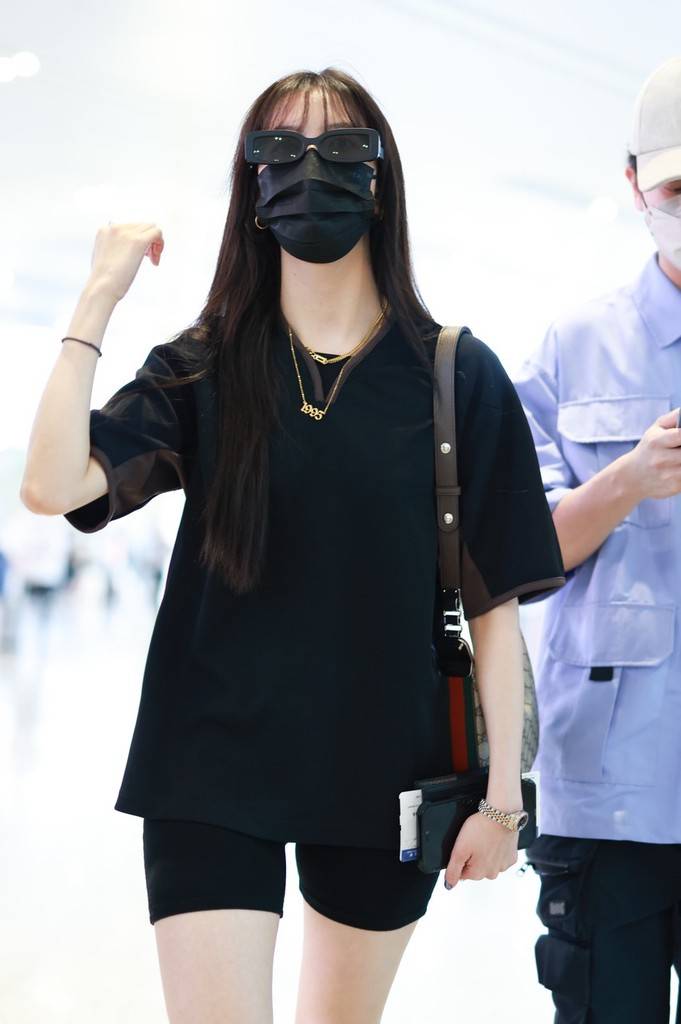 宋妍霏黑色短袖搭紧身短裤现身机场