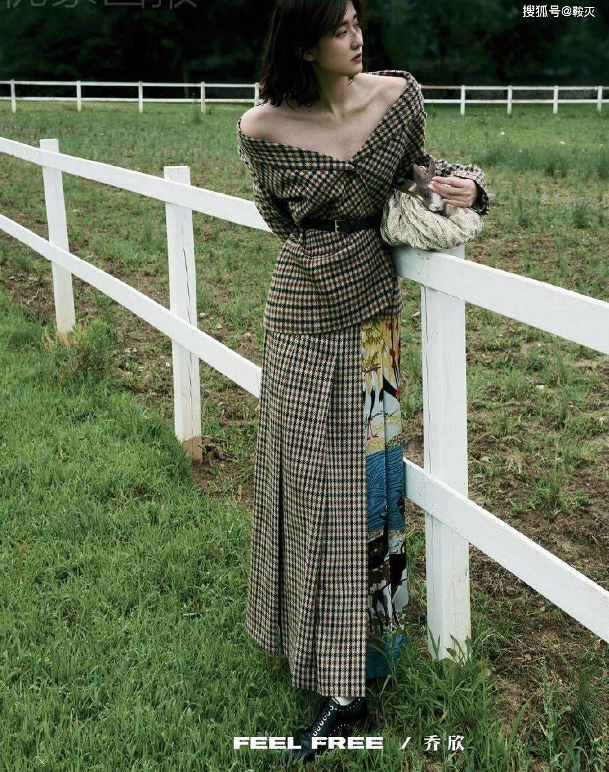 乔欣拍慵懒写真，炎炎夏日的浪潮