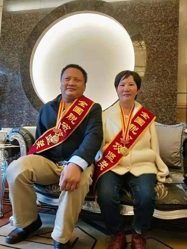 李家大姐人才好,张家大哥看上她.毛竹天生筋骨硬,顺风顺水出山来.